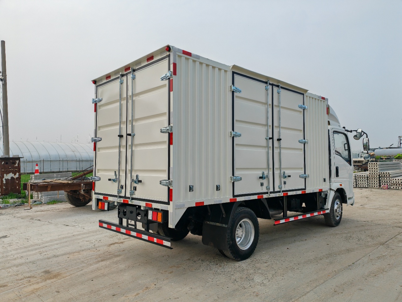 Used Sinotruk Howo 4.2m Box Cargo Truck Euro III 130HP Enclosed Van For Express Supermarket Logistics Export