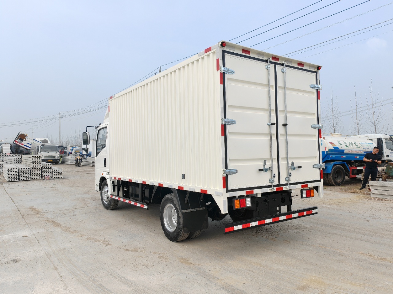 Used Sinotruk Howo 4.2m Box Cargo Truck Euro III 130HP Enclosed Van For Express Supermarket Logistics Export