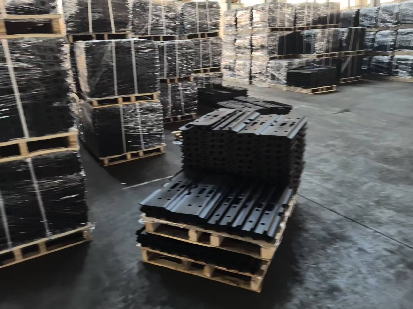 Excavator & Bulldozer Track Shoe Thick Wear-Resistant Track Pad For Komatsu CAT Shantui Construction Machinery Undercarriage Spare Parts Export