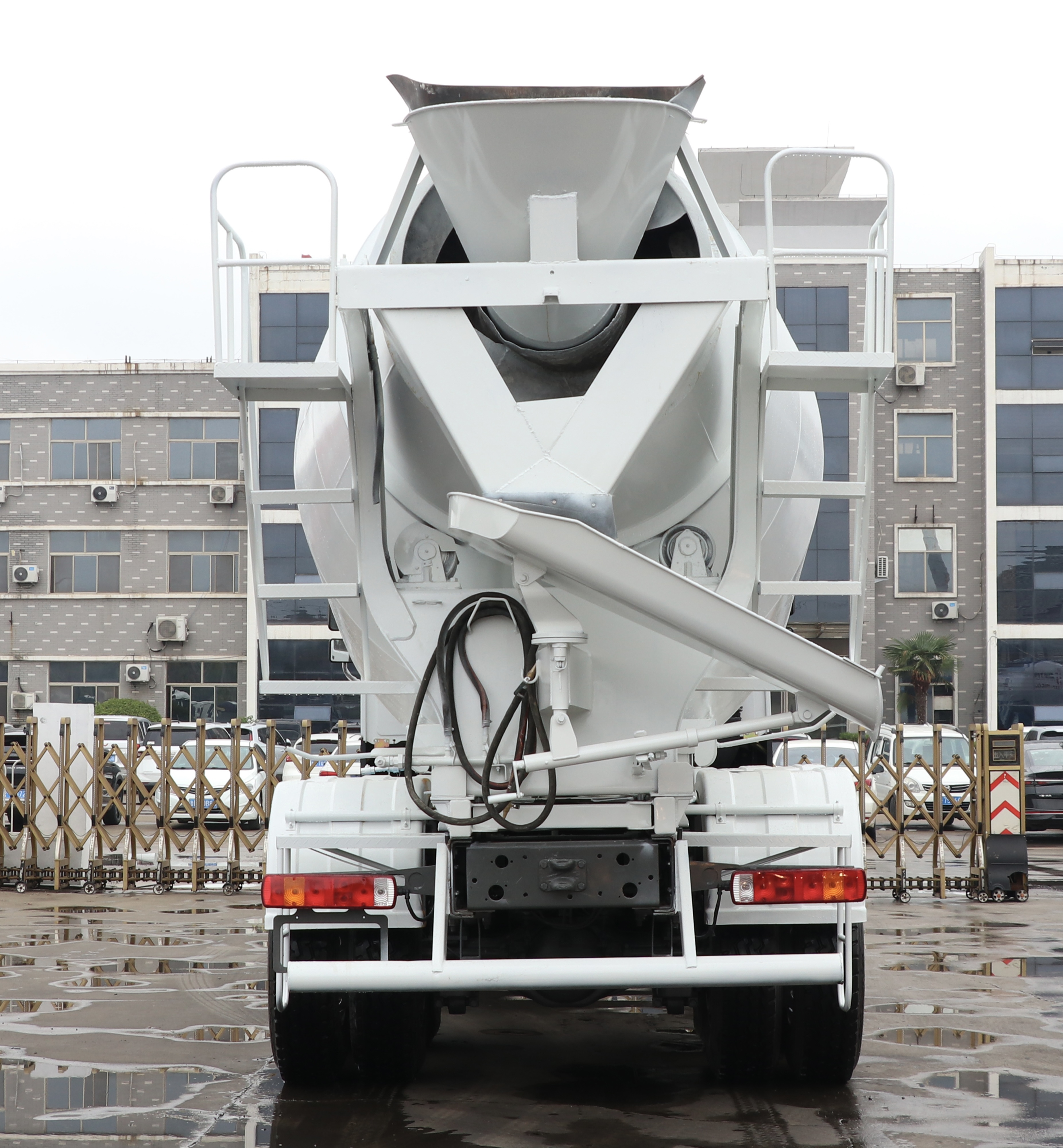 Used Remanufactured SINOTRUK HOWO 6X4 Concrete Mixer Truck Cement Mix Tanker For Overseas Construction Export In Stock