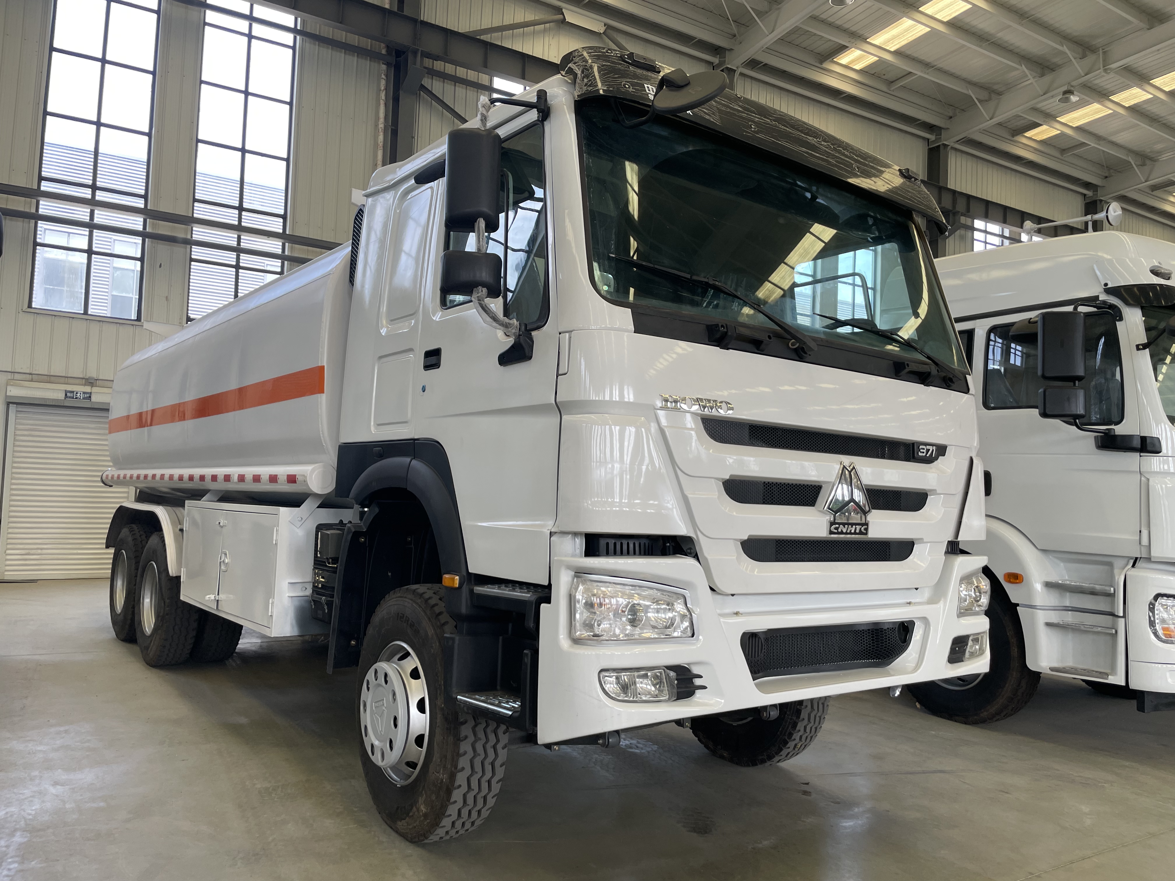 Used Remanufactured SINOTRUK HOWO 6X4 Oil Tank Truck Fuel Delivery Tanker For Cross-Border Export In Stock