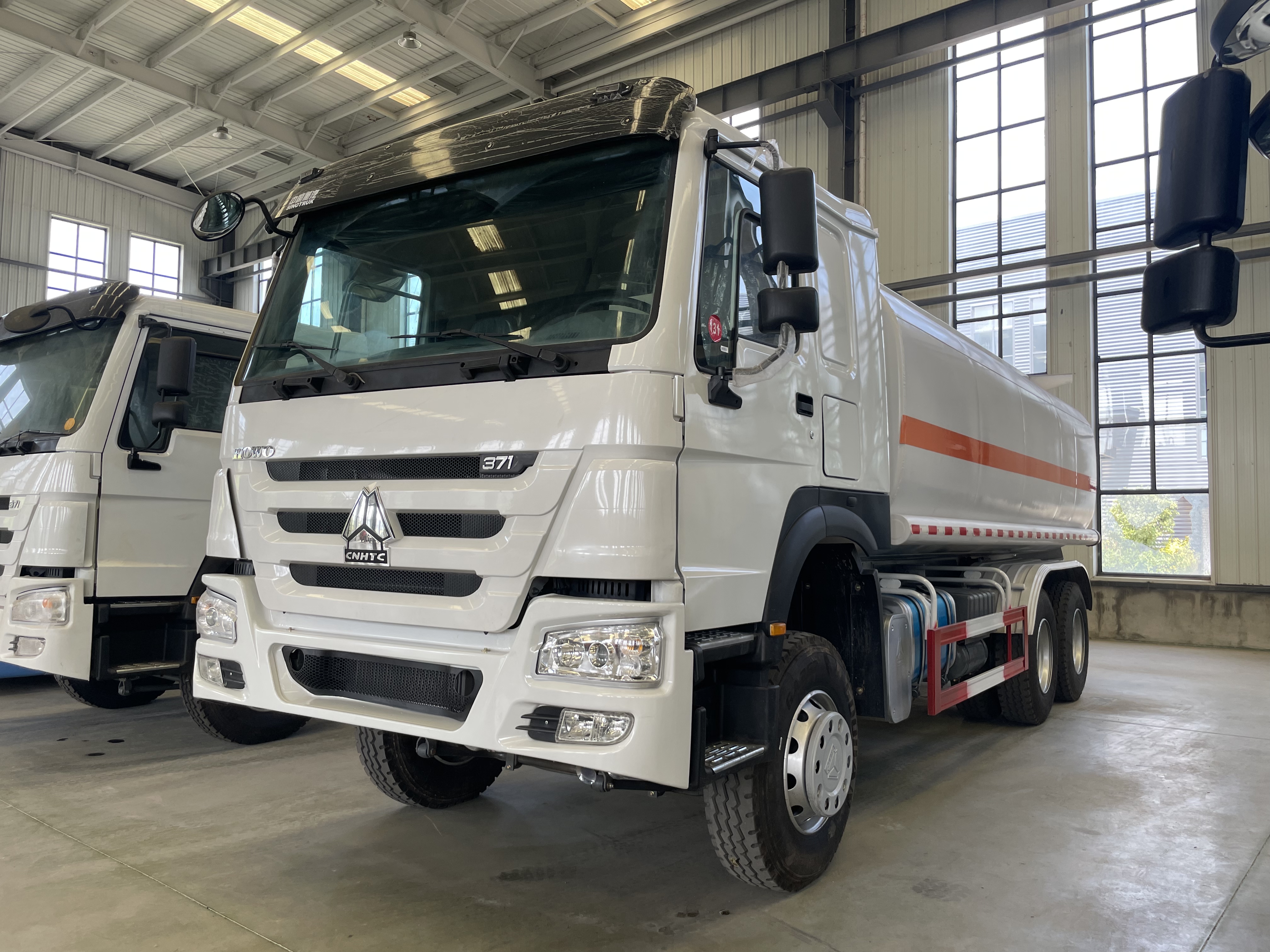 Used Remanufactured SINOTRUK HOWO 6X4 Oil Tank Truck Fuel Delivery Tanker For Cross-Border Export In Stock