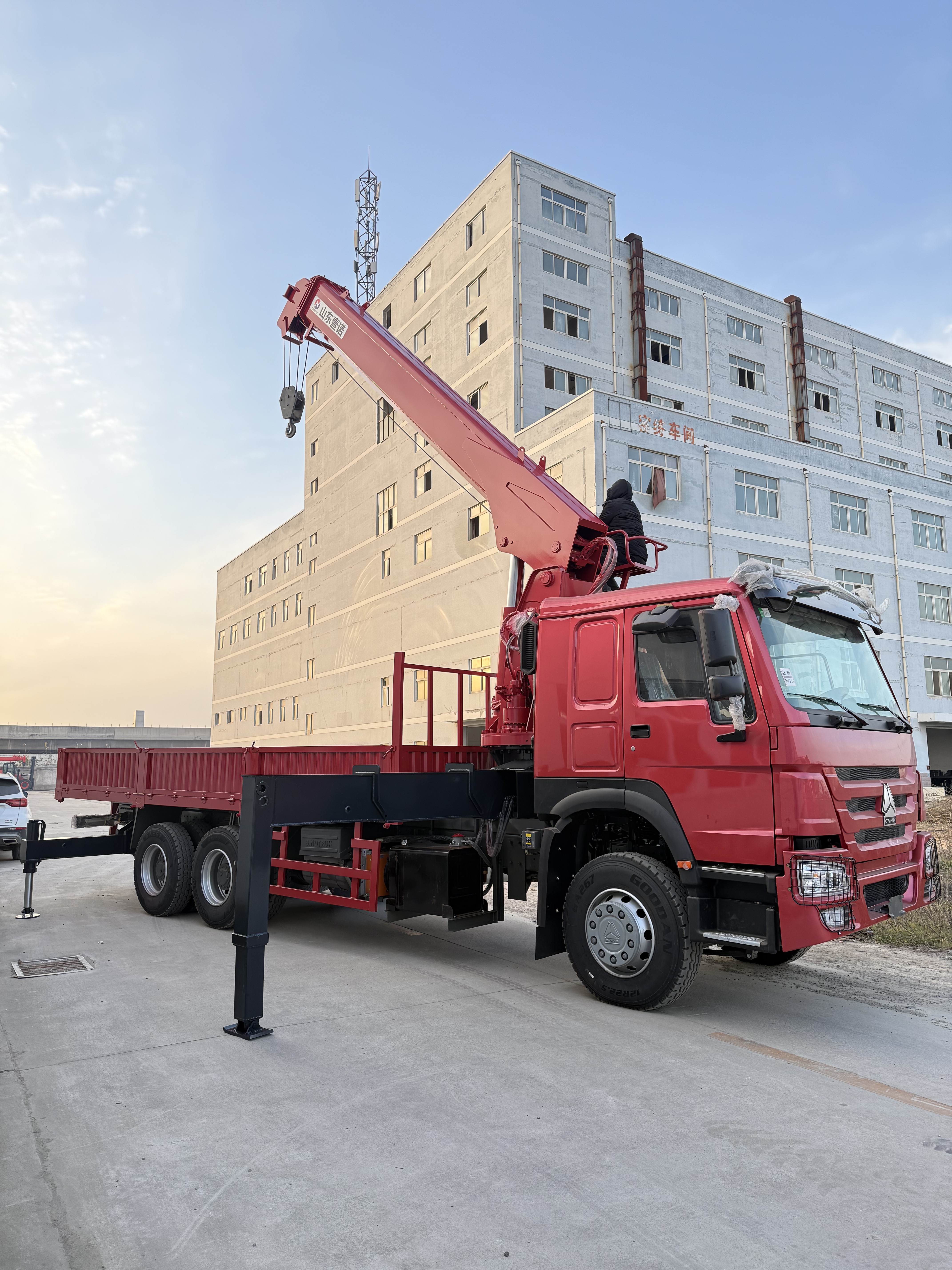 Heavy truck mounted crane