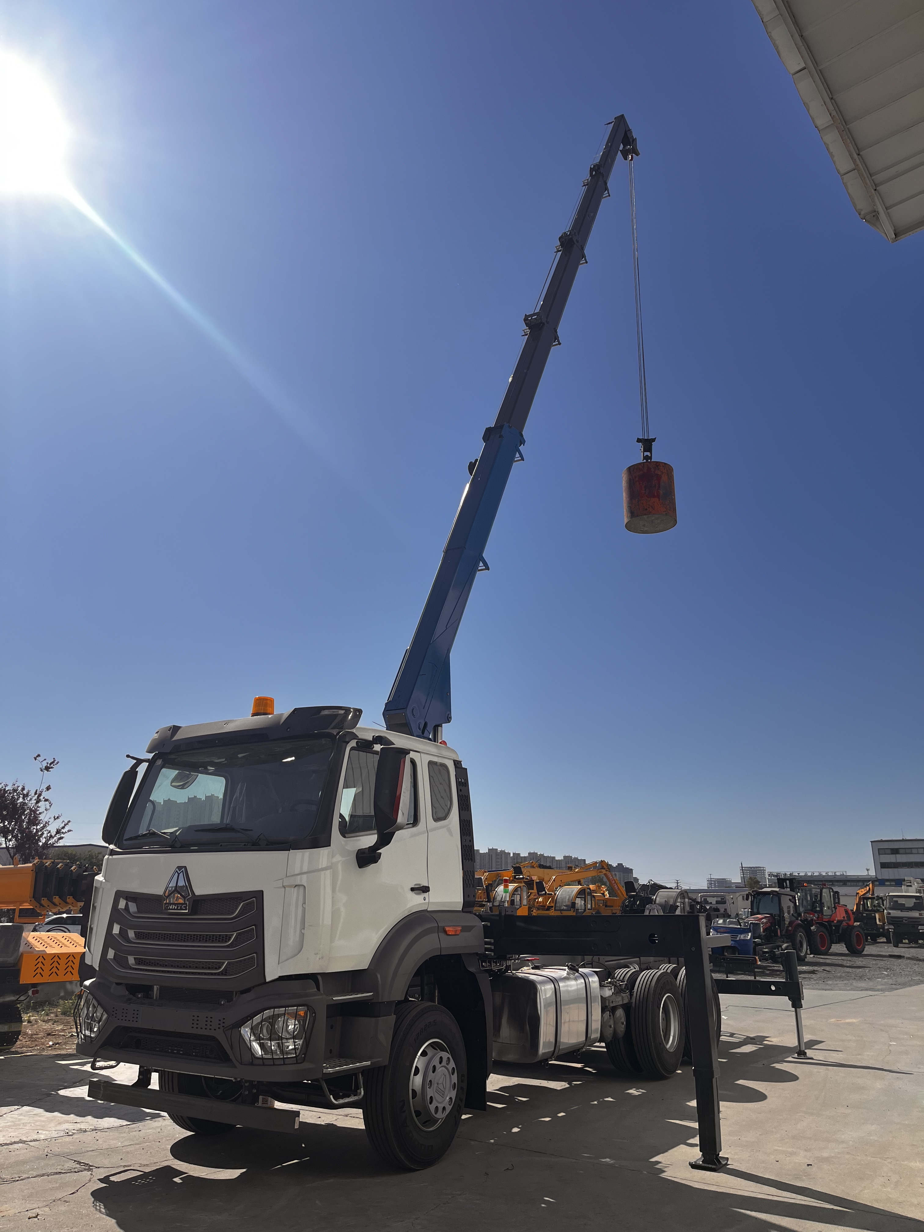 Heavy truck mounted crane