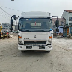 Used Sinotruk Howo 4.2m Box Cargo Truck Euro III 130HP Enclosed Van For Express Supermarket Logistics Export