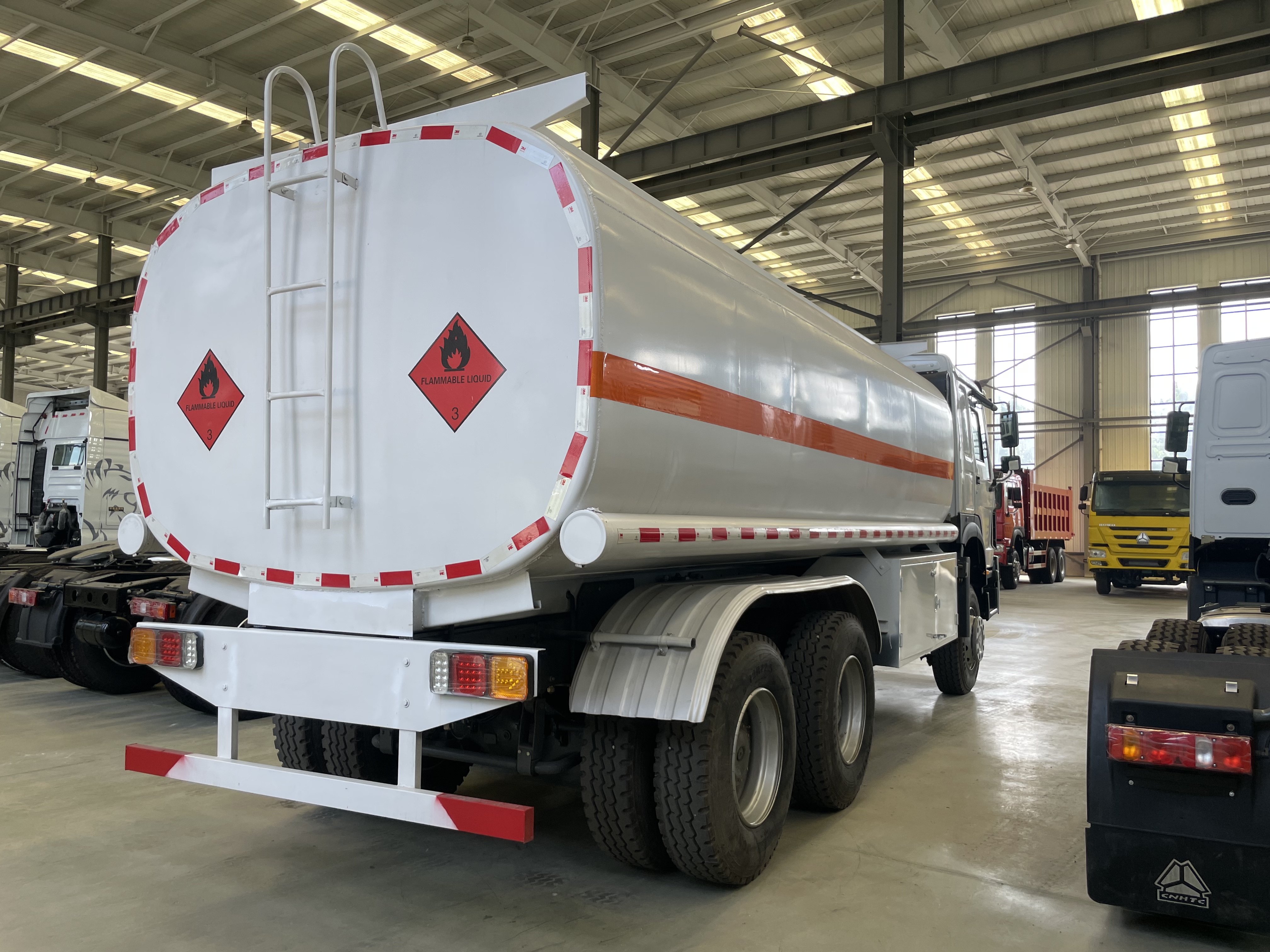 Used Remanufactured SINOTRUK HOWO 6X4 Oil Tank Truck Fuel Delivery Tanker For Cross-Border Export In Stock