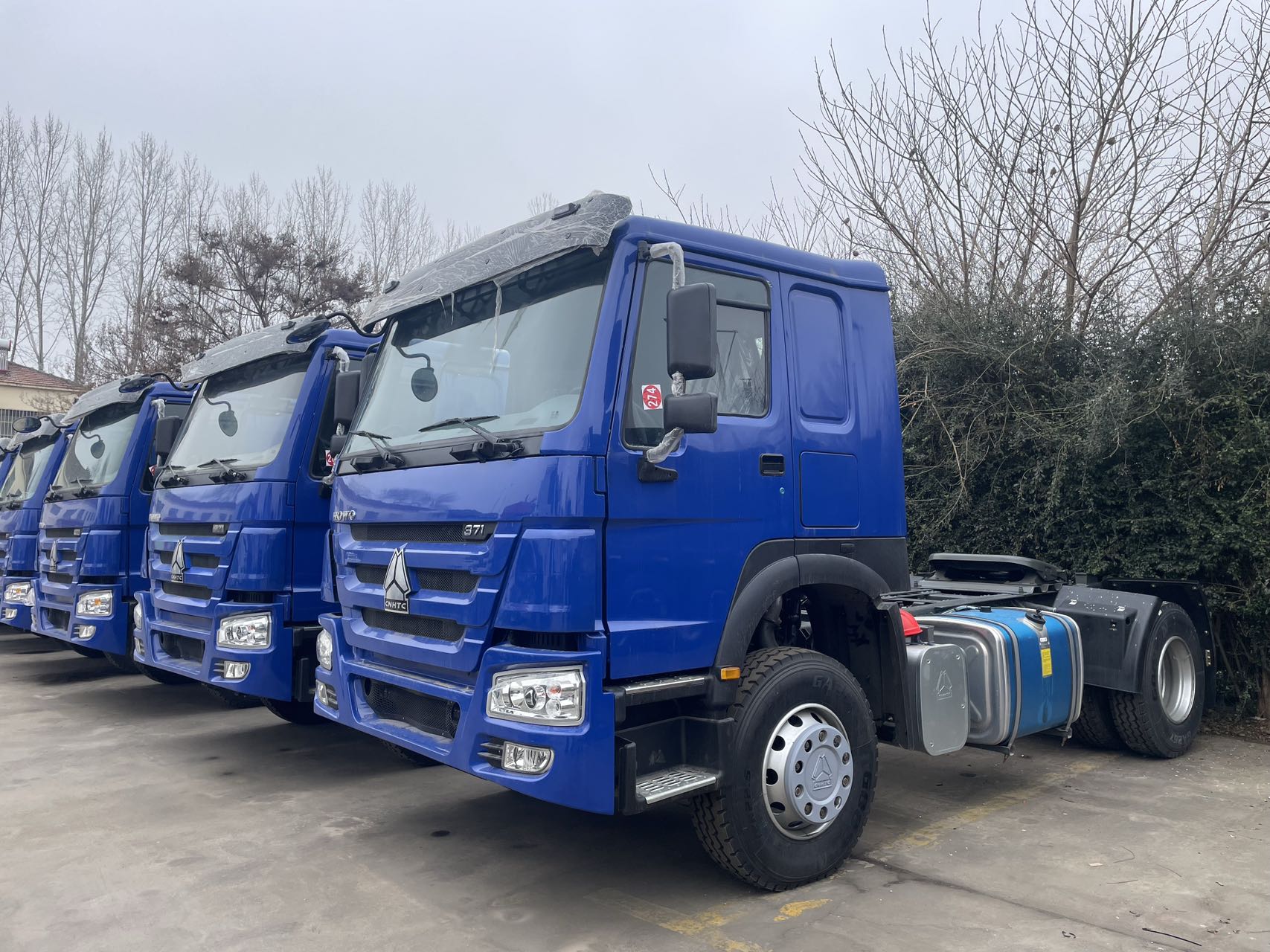 Sinotruk HOWO 4×2 Tractor Head ZZ4187V3617B1, 35 Ton Container Semi-trailer Tractor Truck With 371HP WD615 Euro III Engine