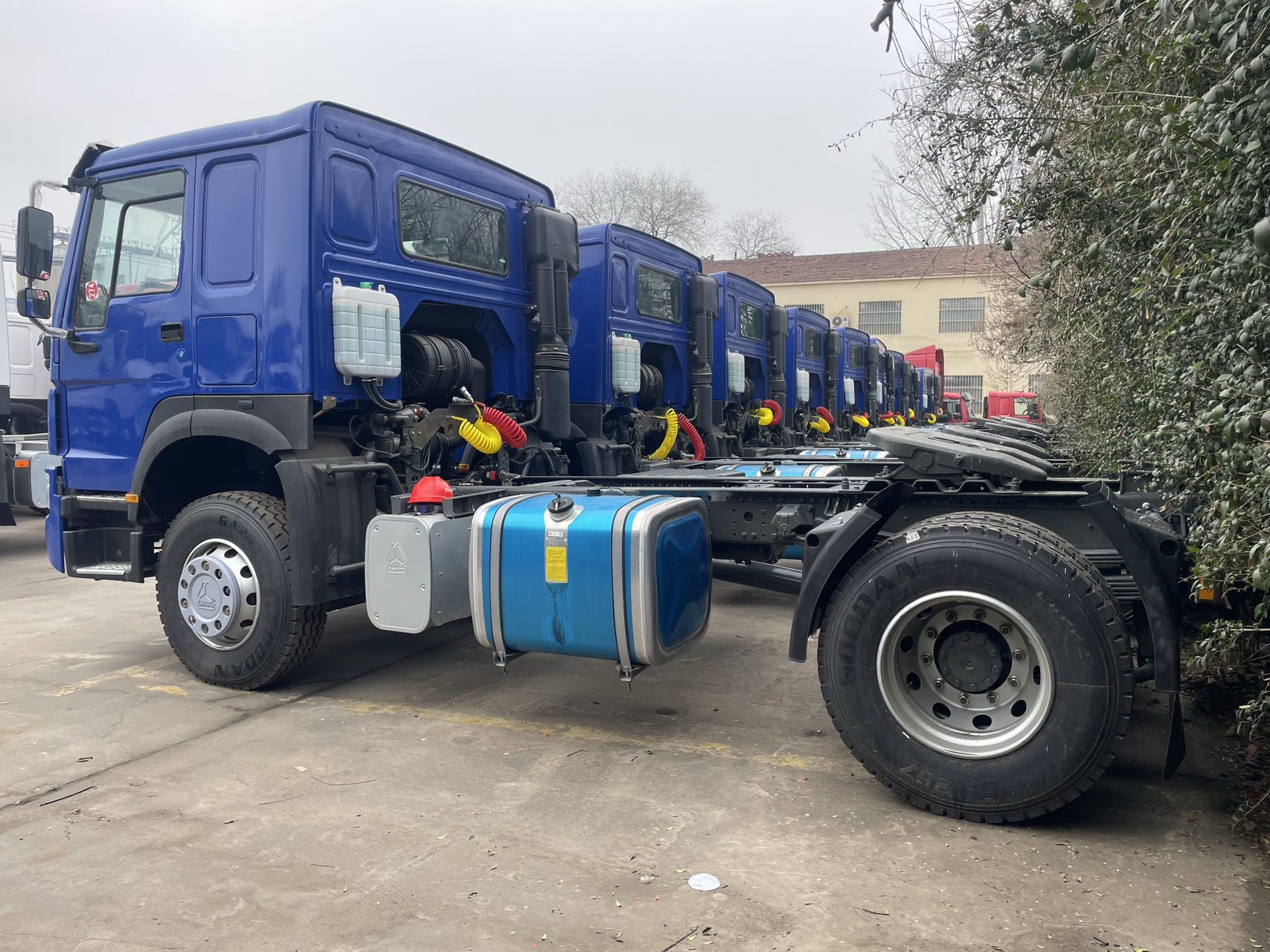 Sinotruk HOWO 4×2 Tractor Head ZZ4187V3617B1, 35 Ton Container Semi-trailer Tractor Truck With 371HP WD615 Euro III Engine