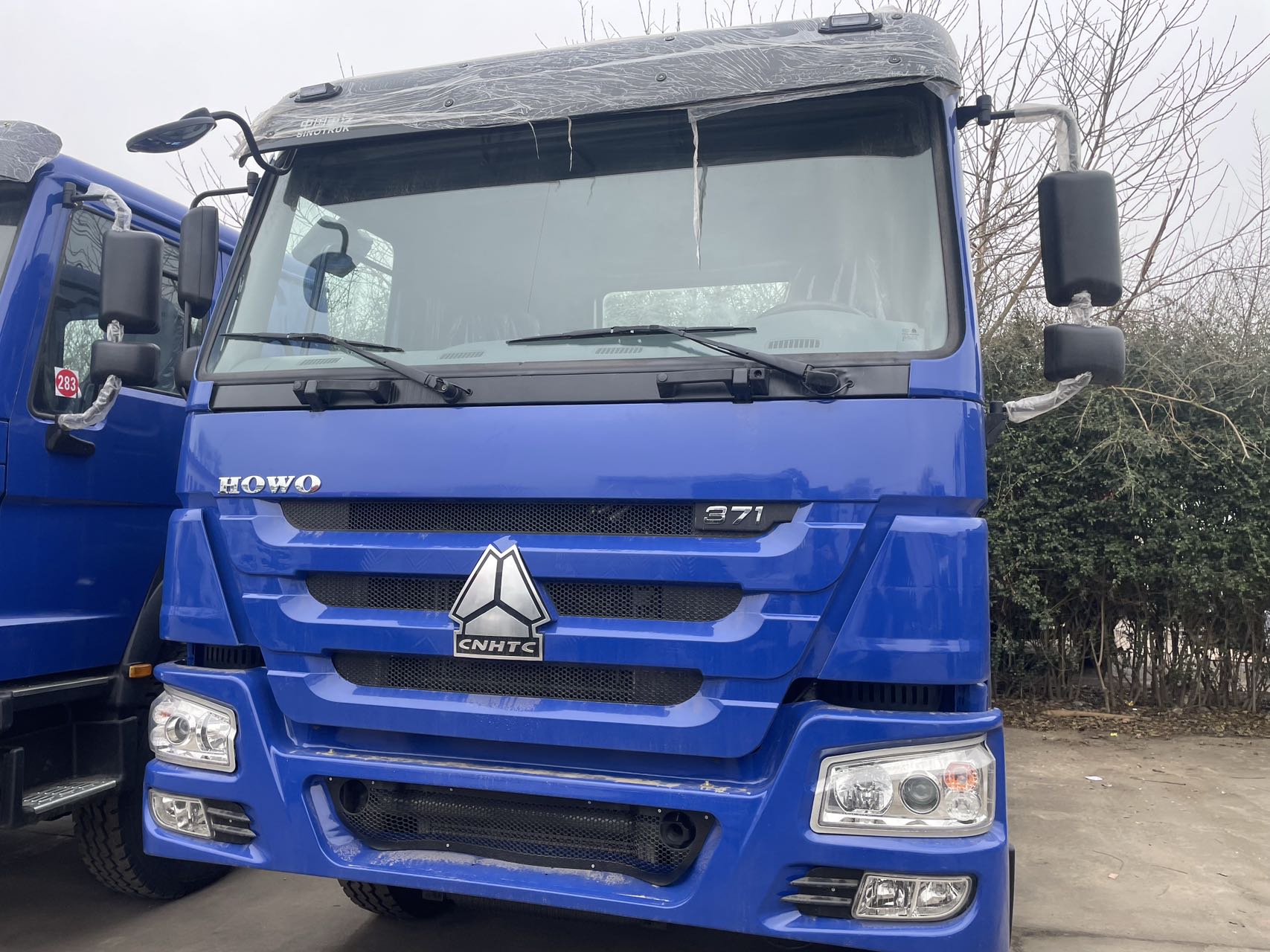 Sinotruk HOWO 4×2 Tractor Head ZZ4187V3617B1, 35 Ton Container Semi-trailer Tractor Truck With 371HP WD615 Euro III Engine