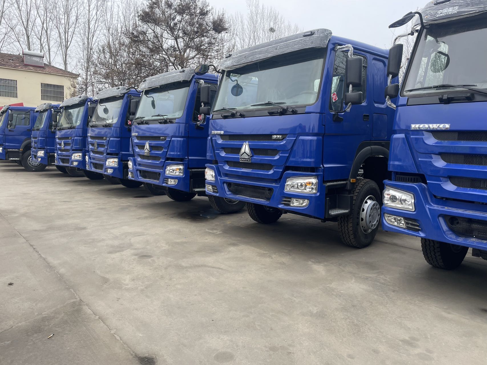 Sinotruk HOWO 4×2 Tractor Head ZZ4187V3617B1, 35 Ton Container Semi-trailer Tractor Truck With 371HP WD615 Euro III Engine