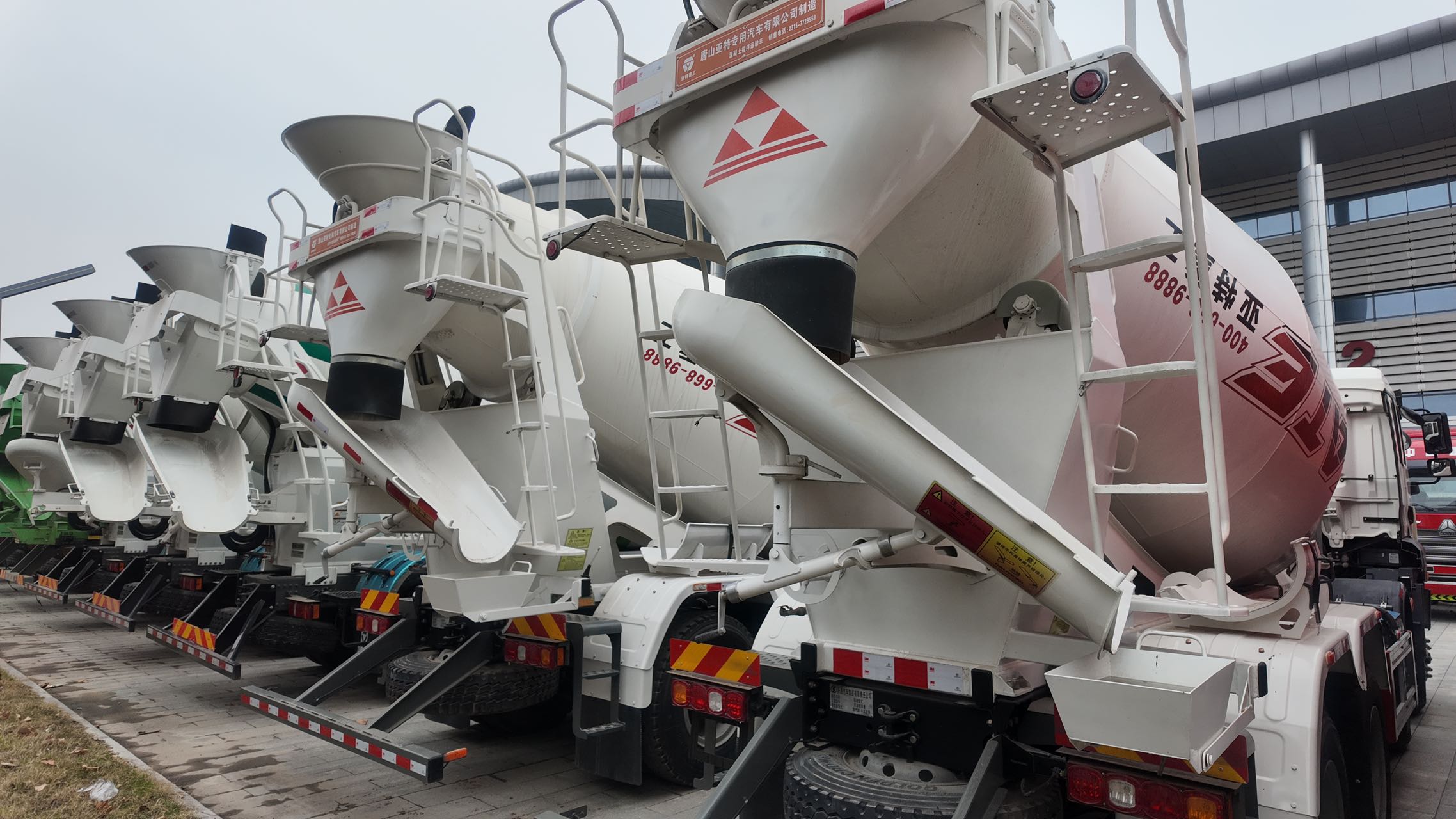 SHACMAN F3000 6×4 Concrete Mixer Truck 8 Cubic Meter With WP10 340HP Euro II Engine For Africa Construction