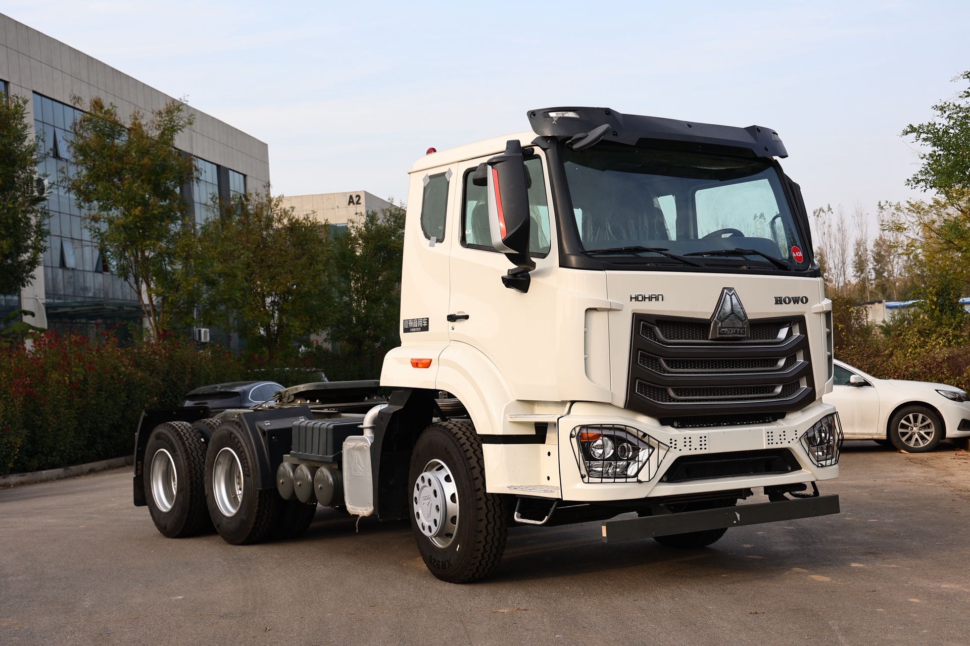 Sinotruk HOWO NX 6×4 Lightweight Tractor Head ZZ4257N3241W, 40 Ton Max Towing Container Semi-trailer Truck