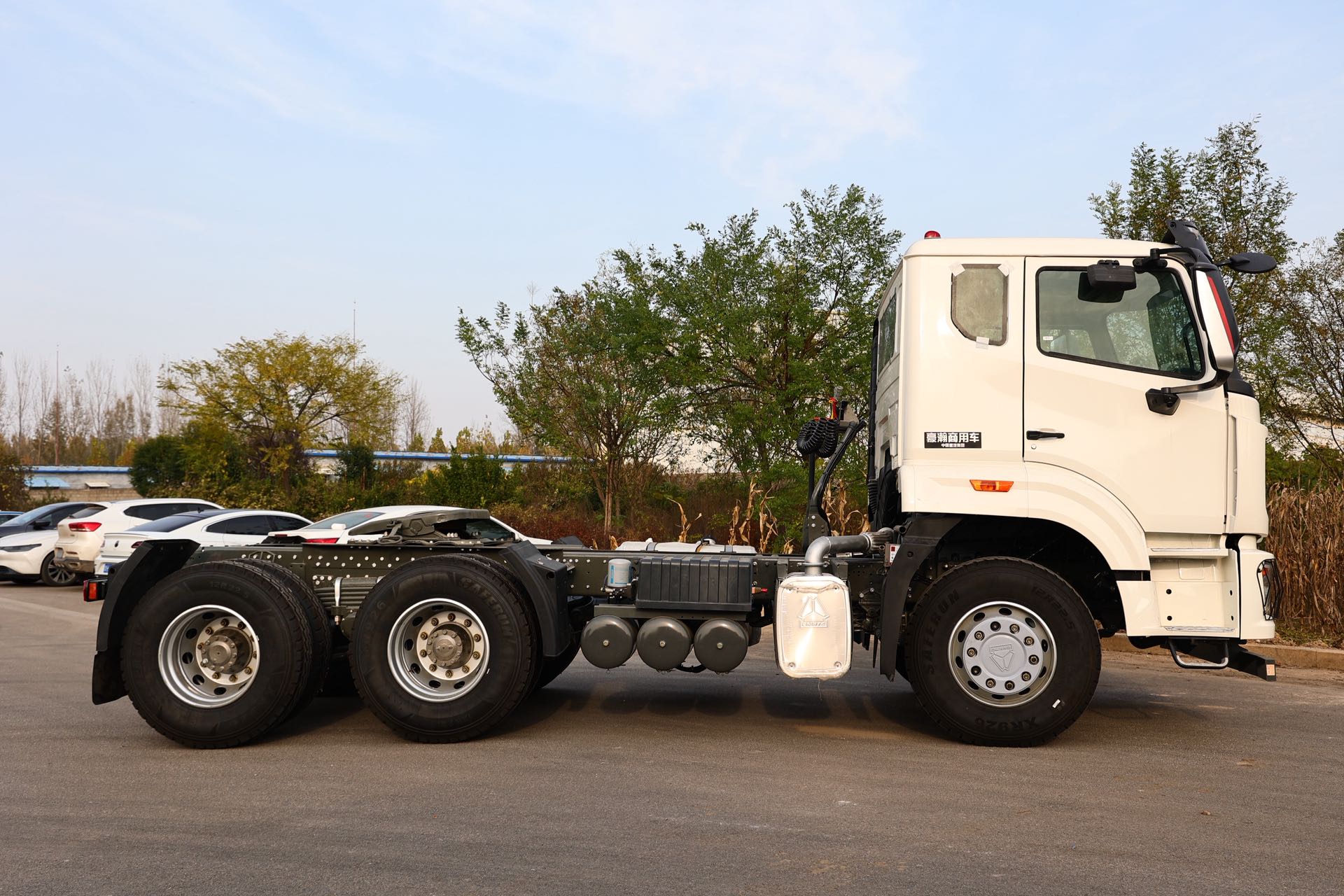 Sinotruk HOWO NX 6×4 Lightweight Tractor Head ZZ4257N3241W, 40 Ton Max Towing Container Semi-trailer Truck