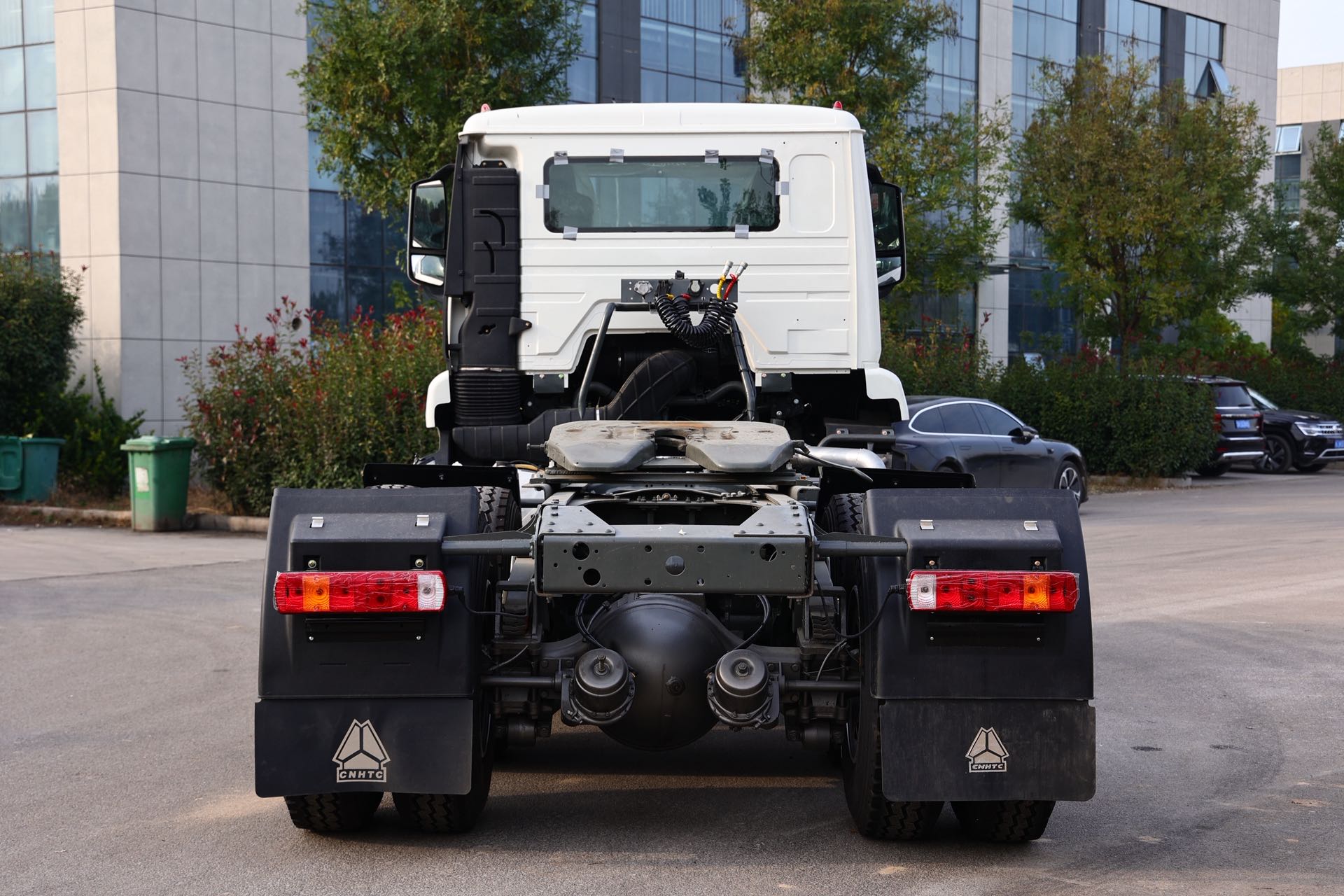 Sinotruk HOWO NX 6×4 Lightweight Tractor Head ZZ4257N3241W, 40 Ton Max Towing Container Semi-trailer Truck