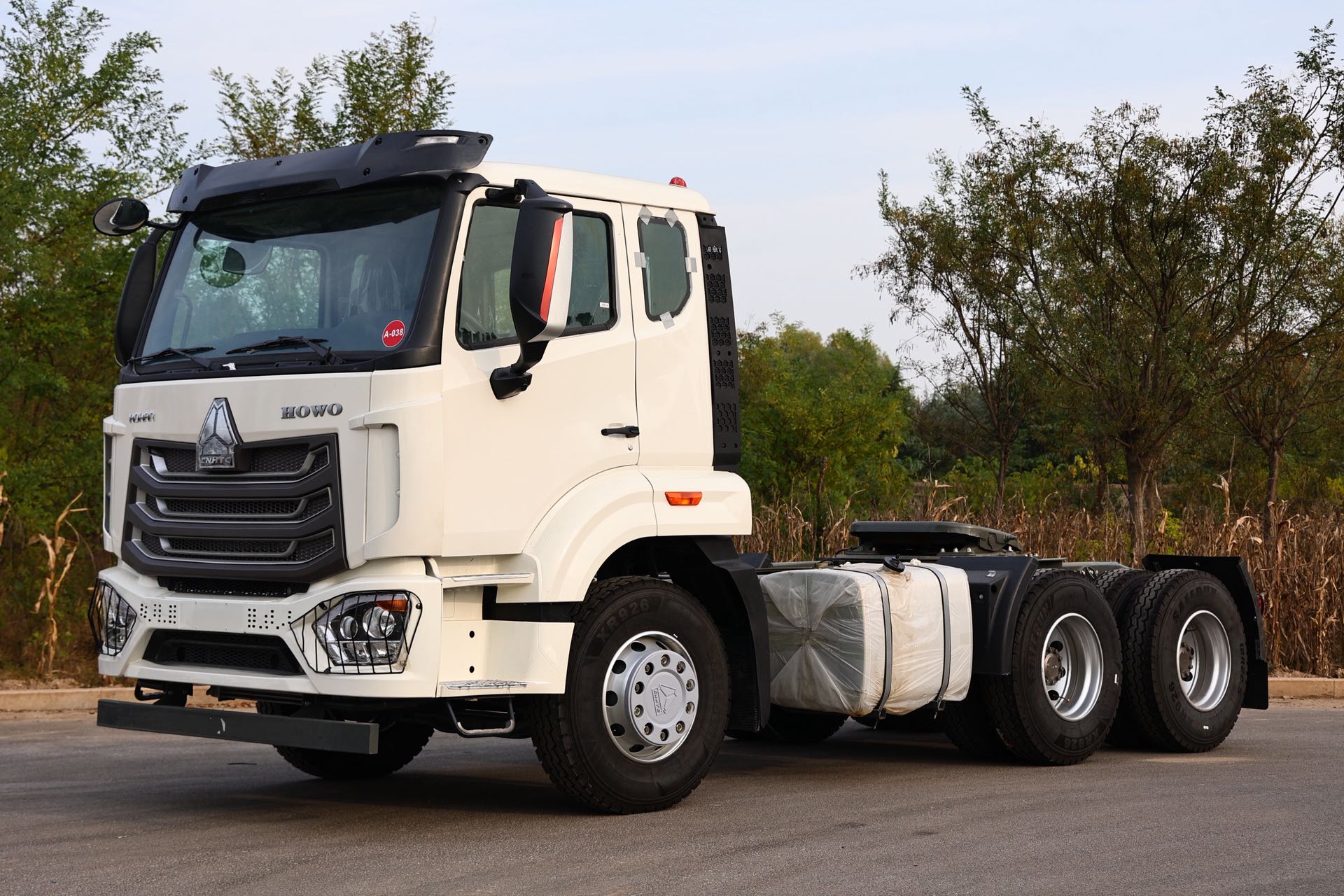 Sinotruk HOWO NX 6×4 Lightweight Tractor Head ZZ4257N3241W, 40 Ton Max Towing Container Semi-trailer Truck