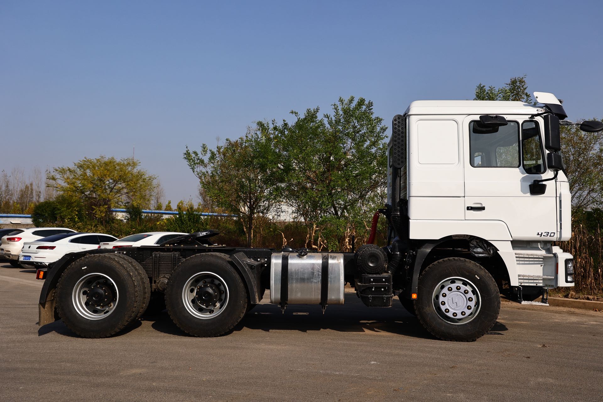 RHD Refit SHACMAN F3000 Container Tractor Truck 12.00R20 Steel Tires For Africa Port Export