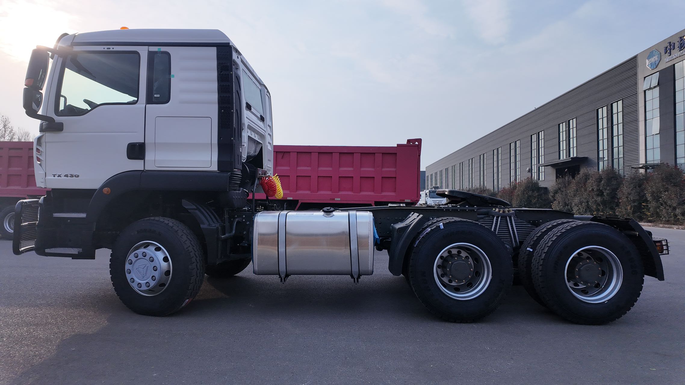 460HP MC11 HOWO TX 6×4 10-wheel Tractor Unit With 600L Aluminum Fuel Tank For Long-distance Logistics
