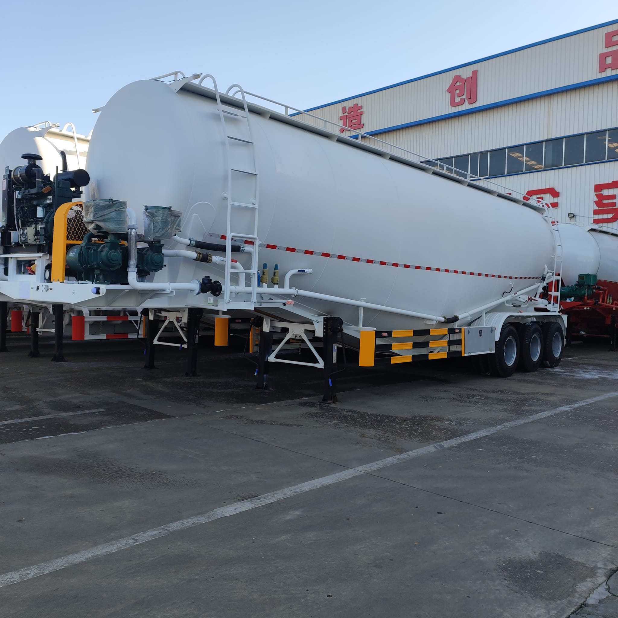 30cbm 3-Axle 3-Compartment Powder Material Transport Truck cement tanks bulk powder trailer For Sale