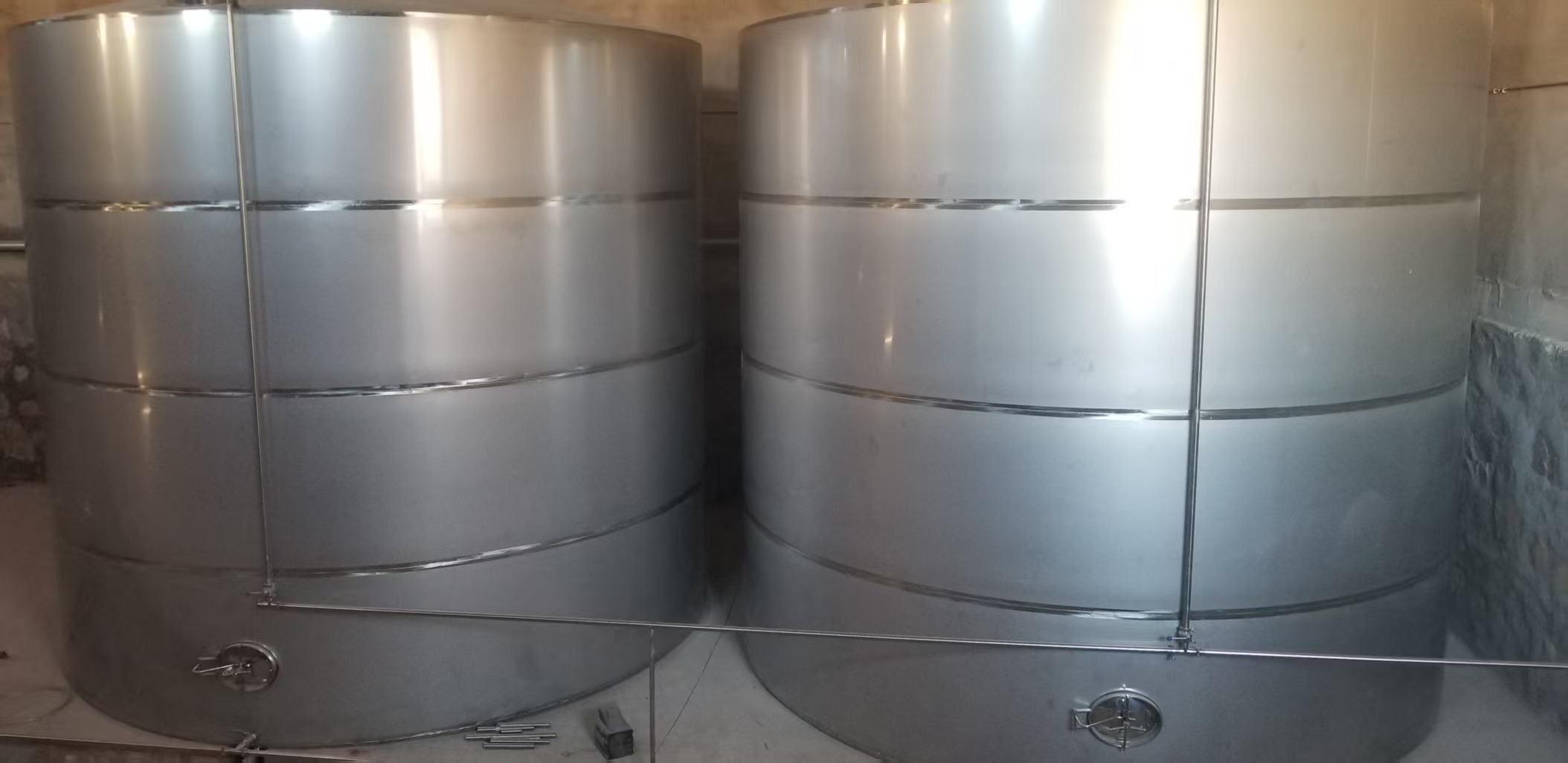 Stainless Steel Storage Tank, Large Vertical Liquid Holding Tank, Sealed Wine Storage Vessel