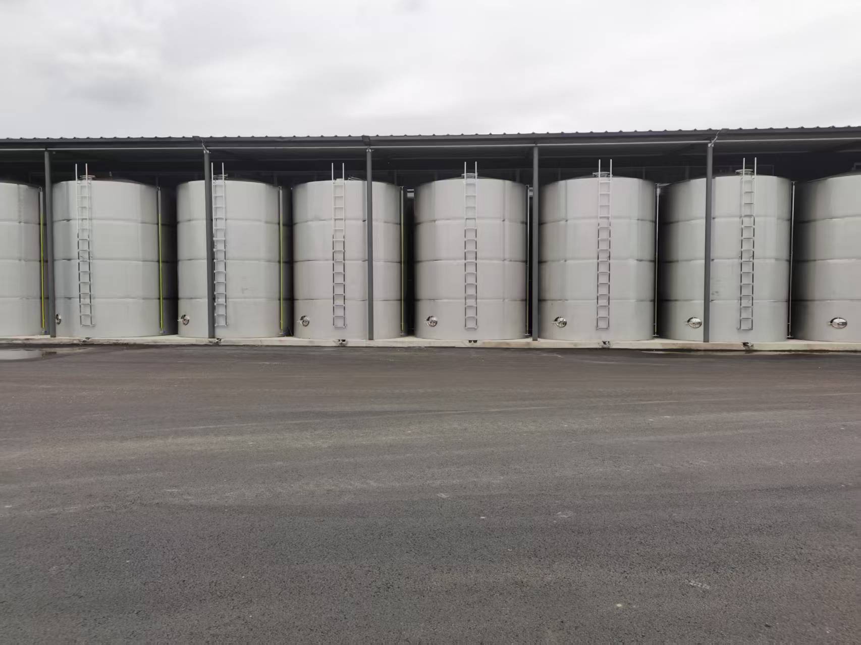 Stainless Steel Storage Tank, Large Vertical Liquid Holding Tank, Sealed Wine Storage Vessel