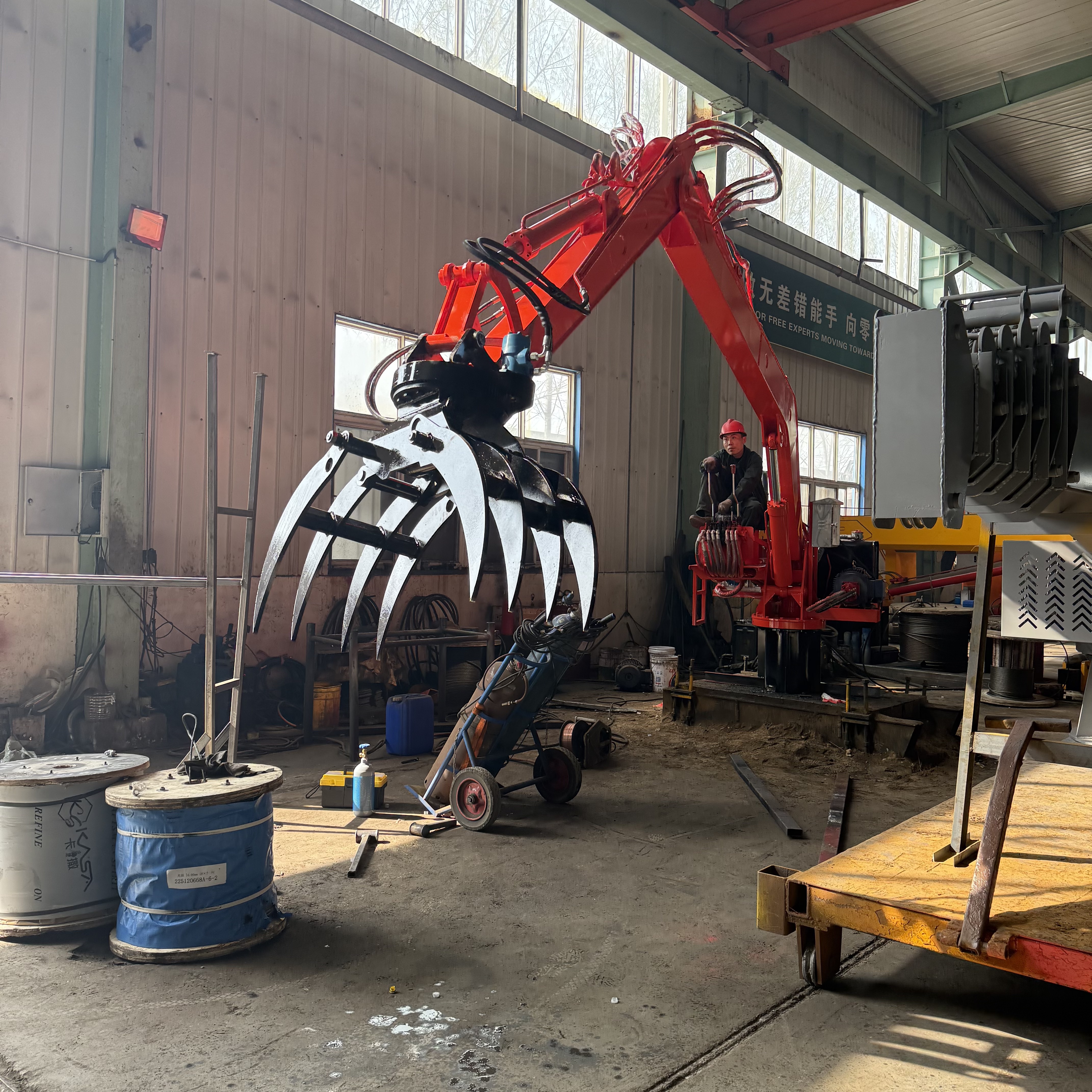 Fixed hydraulic gripper arm