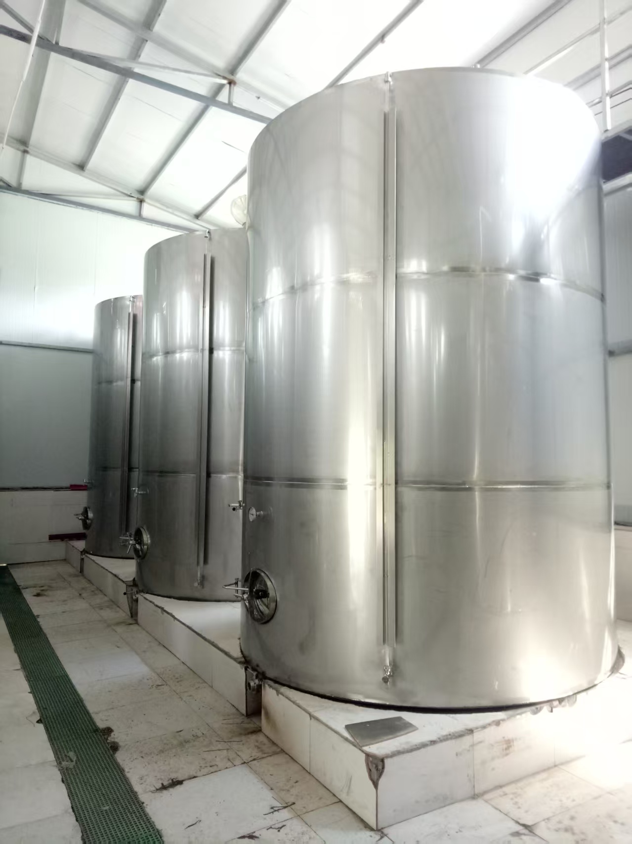 Stainless Steel Storage Tank, Large Vertical Liquid Holding Tank, Sealed Wine Storage Vessel