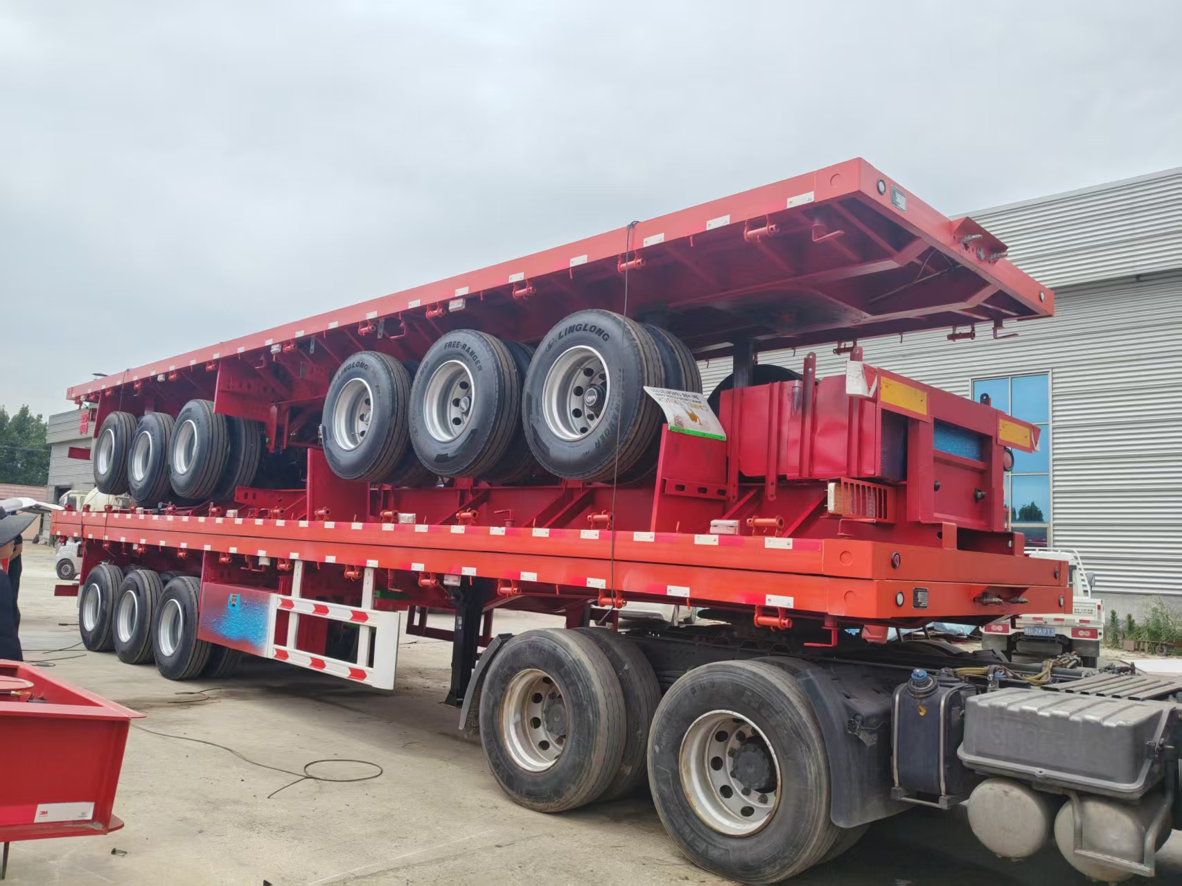 Heavy-Duty Tri-Axle Flatbed Semi-Trailer For Container & Bulk Cargo Transport
