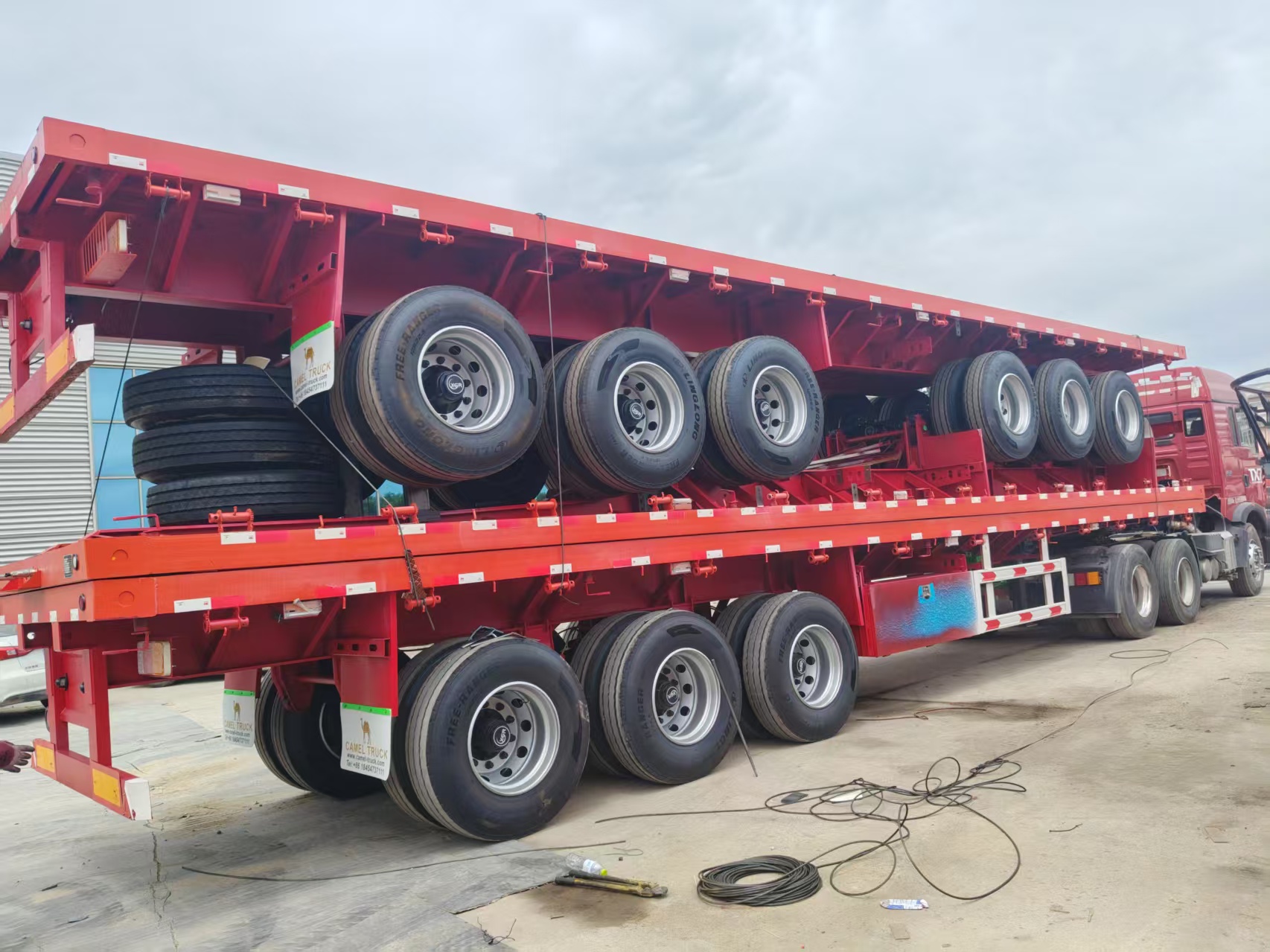 Heavy-Duty Tri-Axle Flatbed Semi-Trailer For Container & Bulk Cargo Transport