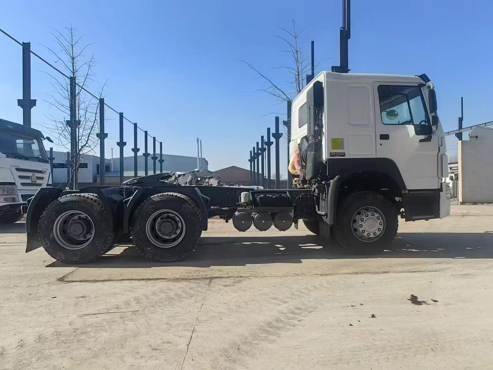 SINOTRUK Howo 371 horsepower 6×4 classic tractor head, with export license