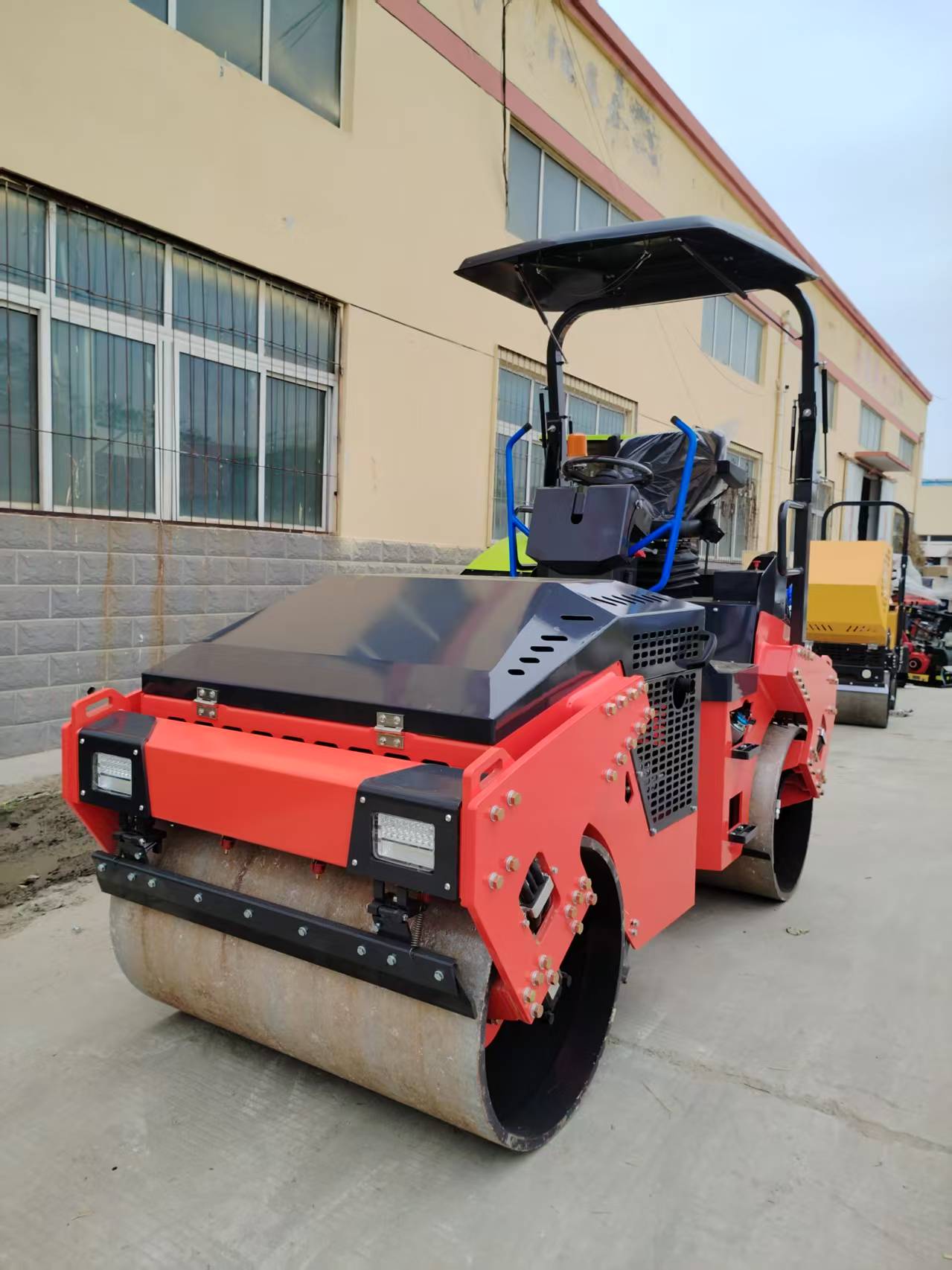 3.5 Ton Full Hydraulic Double Drum Road Roller, Ride-on Asphalt Compactor For Municipal Road & Trench Vibration Compaction