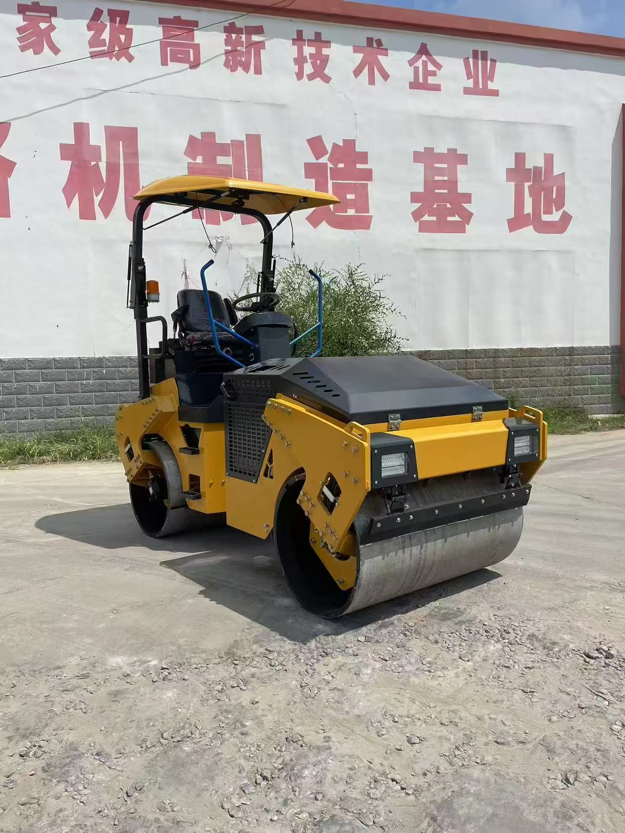 3.5 Ton Full Hydraulic Double Drum Road Roller, Ride-on Asphalt Compactor For Municipal Road & Trench Vibration Compaction