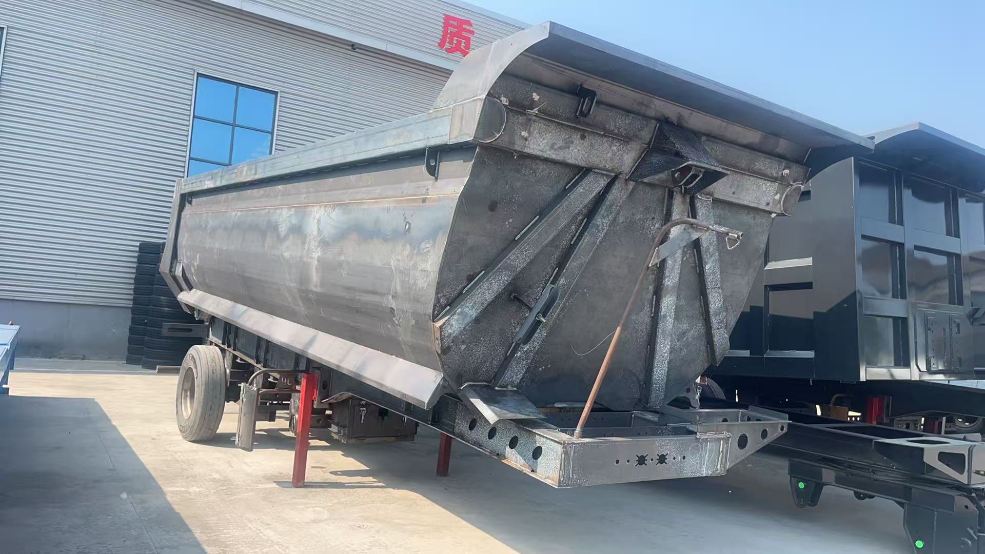 Estándar de Asia Central y África Semirremolque Basculante Trasero Caja en U Antiadherente Cuerpo en Bruto Para Carga de Construcción a Granel
