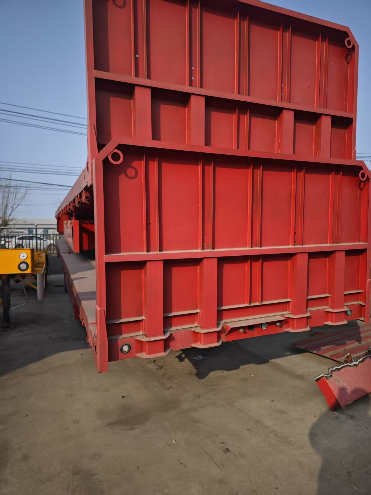 Heavy-Duty 40ft Tri-Axle Steel Flatbed Semi-Trailer with 80T Capacity for Multi-Purpose Cargo and Container Transport