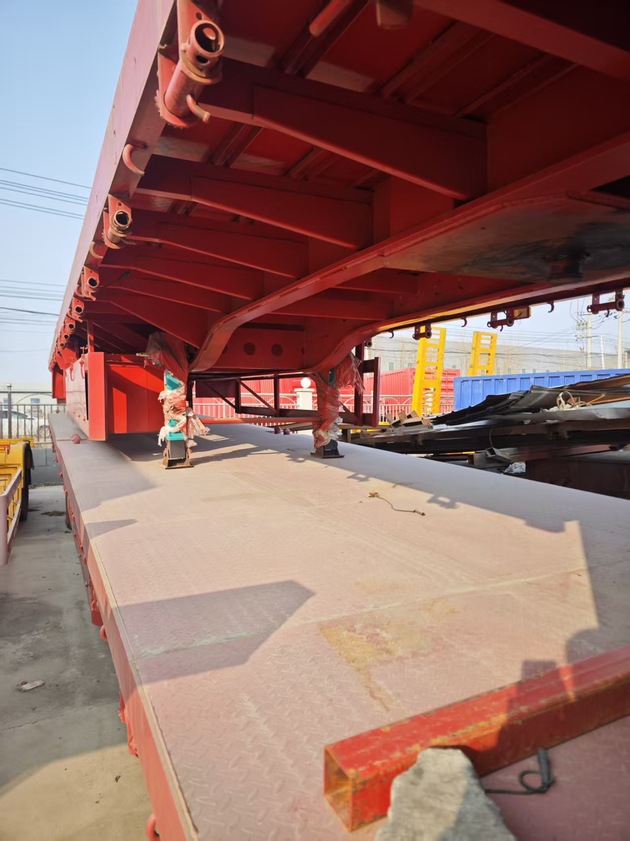 Heavy-Duty 40ft Tri-Axle Steel Flatbed Semi-Trailer with 80T Capacity for Multi-Purpose Cargo and Container Transport