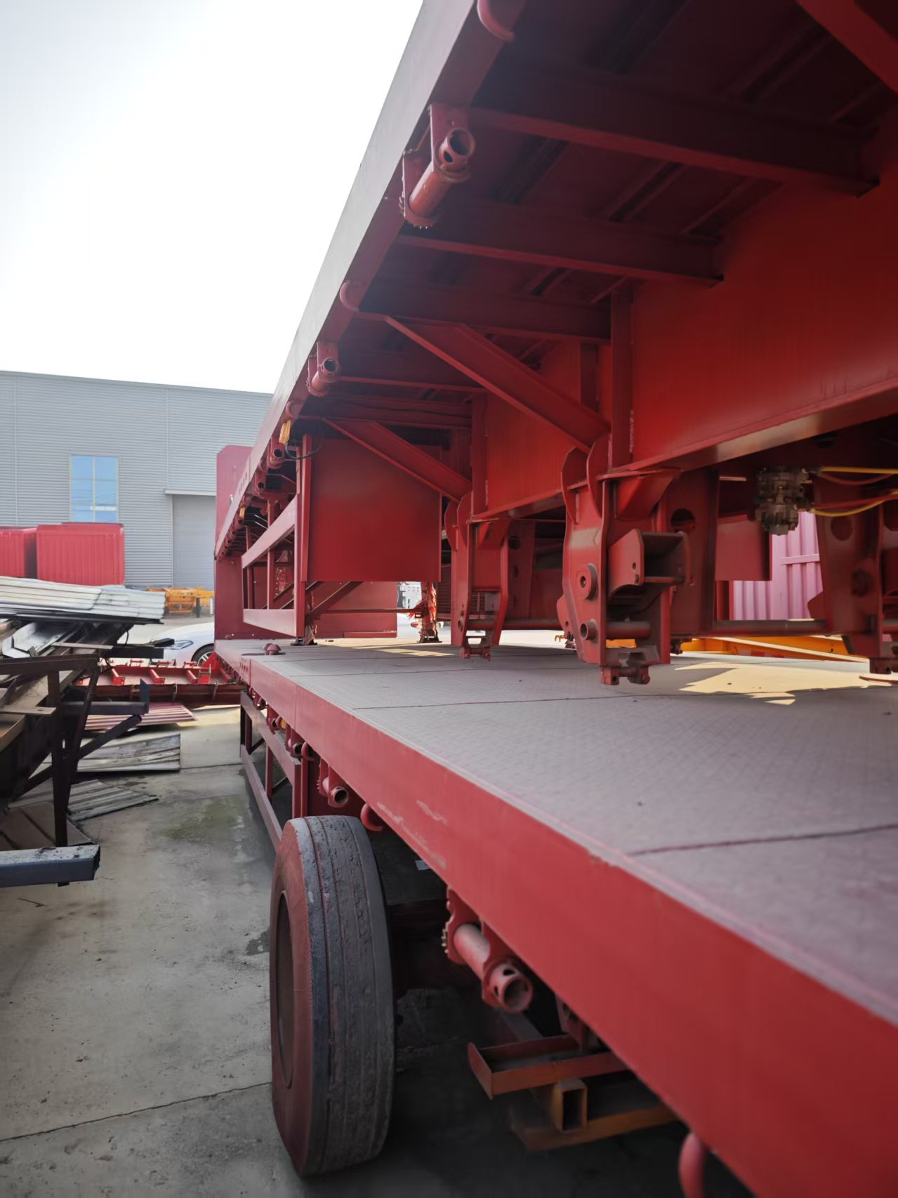 Heavy-Duty 40ft Tri-Axle Steel Flatbed Semi-Trailer with 80T Capacity for Multi-Purpose Cargo and Container Transport