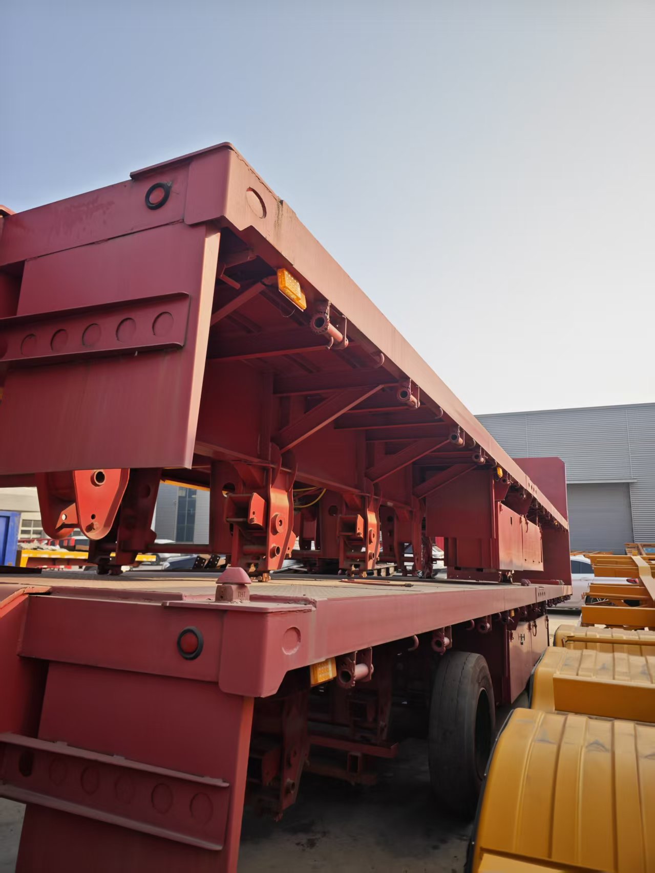 Heavy-Duty 40ft Tri-Axle Steel Flatbed Semi-Trailer with 80T Capacity for Multi-Purpose Cargo and Container Transport