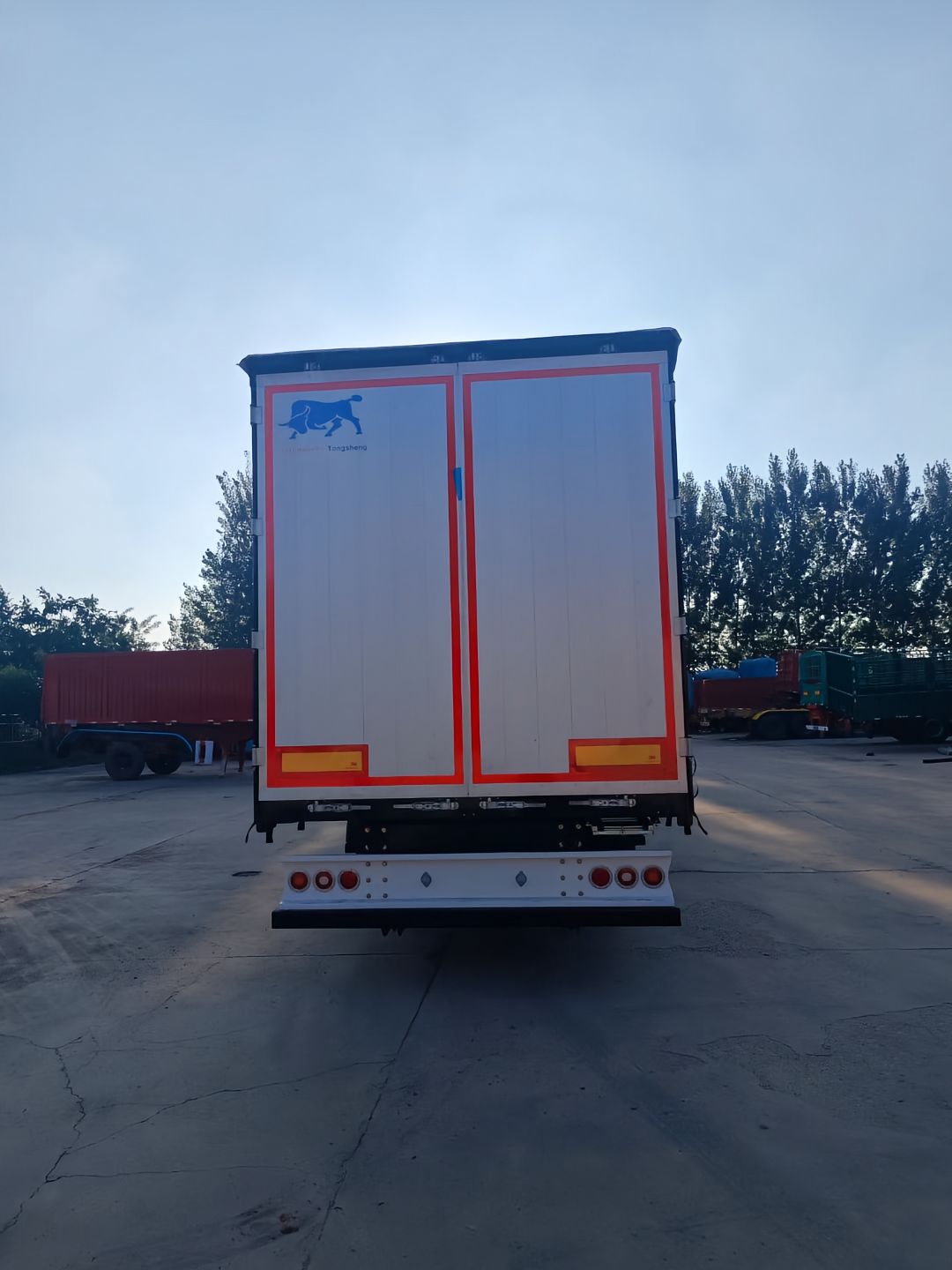 Semi-remolque de caja de lona lateral de tres ejes, longitud personalizable, lona impermeable de PVC para logística transfronteriza europea