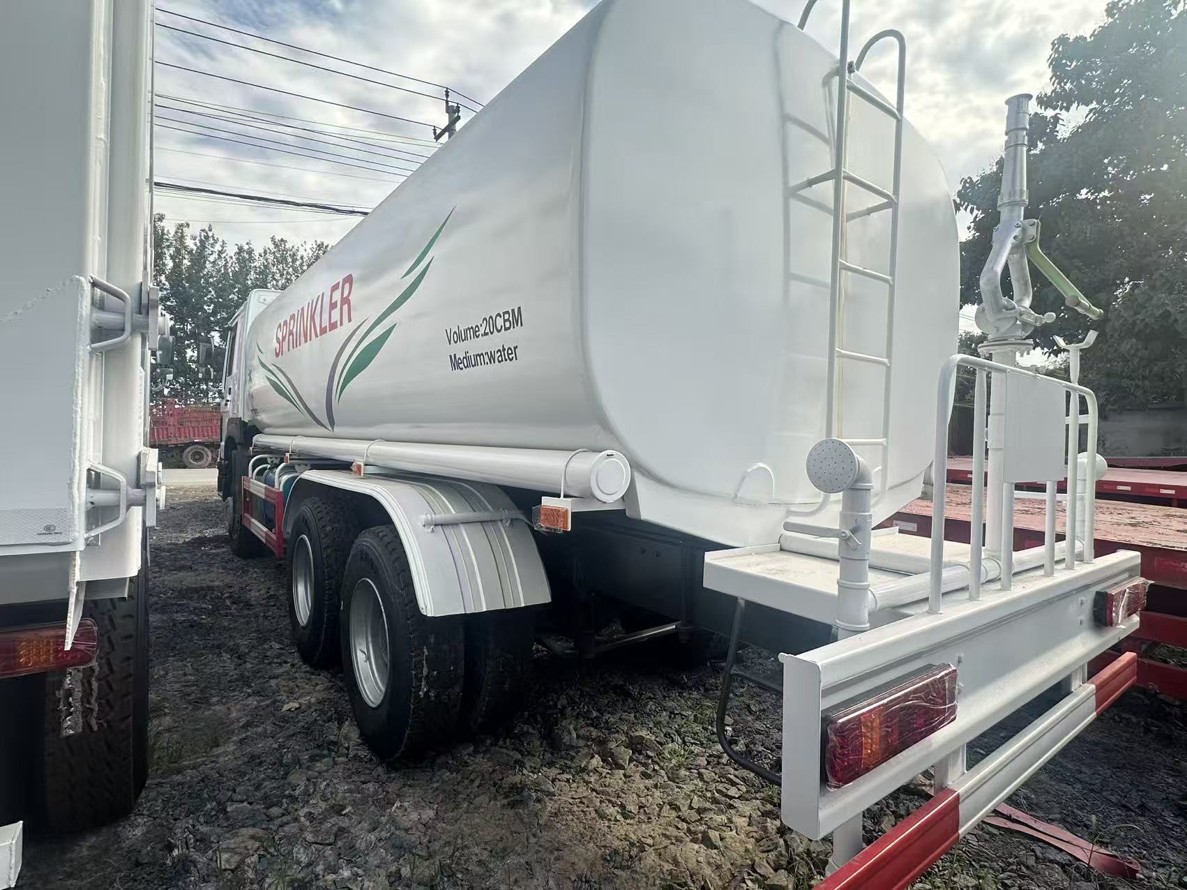 Camión cisterna regadora de agua HOWO 20000L