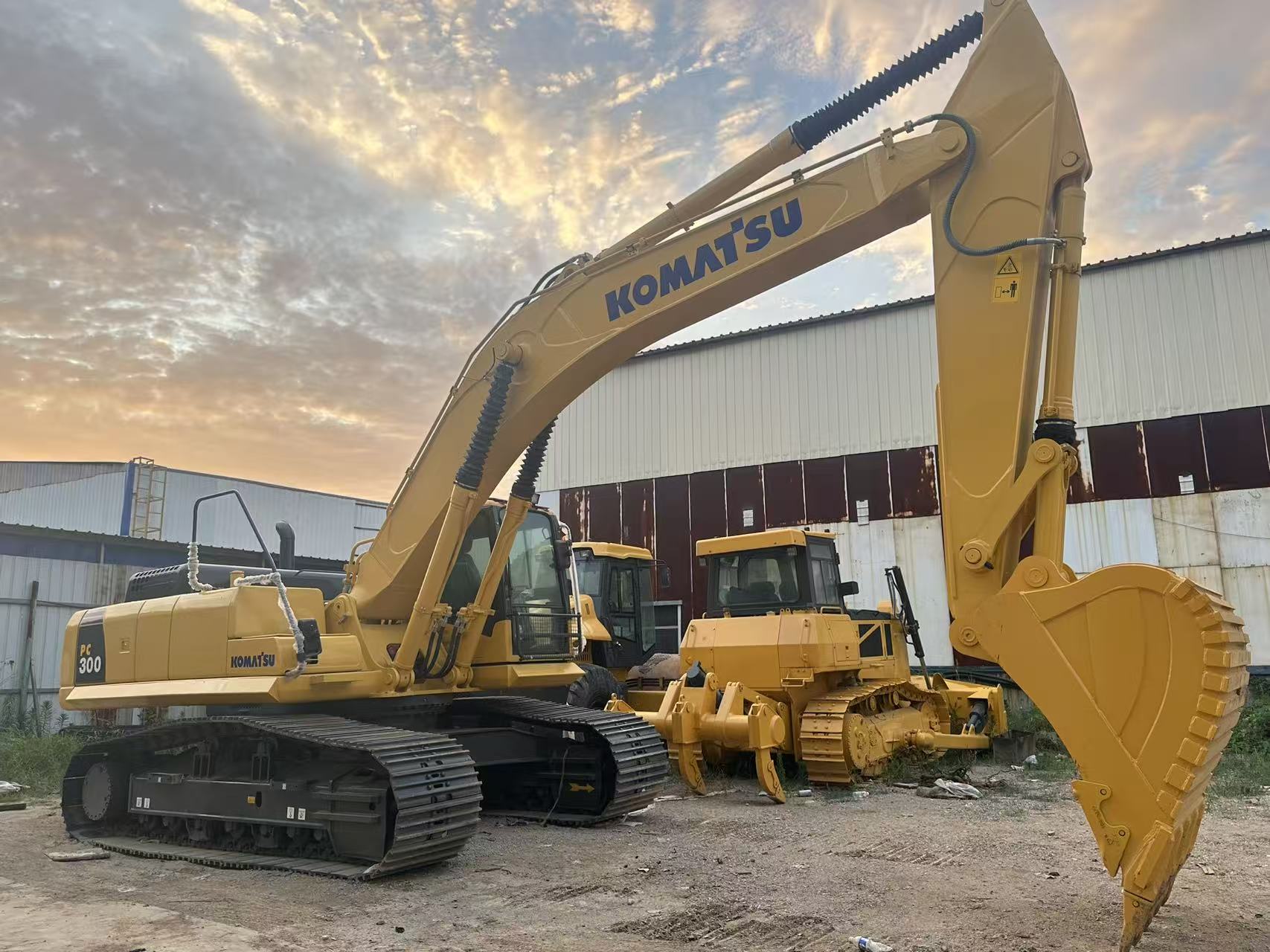 KOMATSU PC300 履带式挖掘机