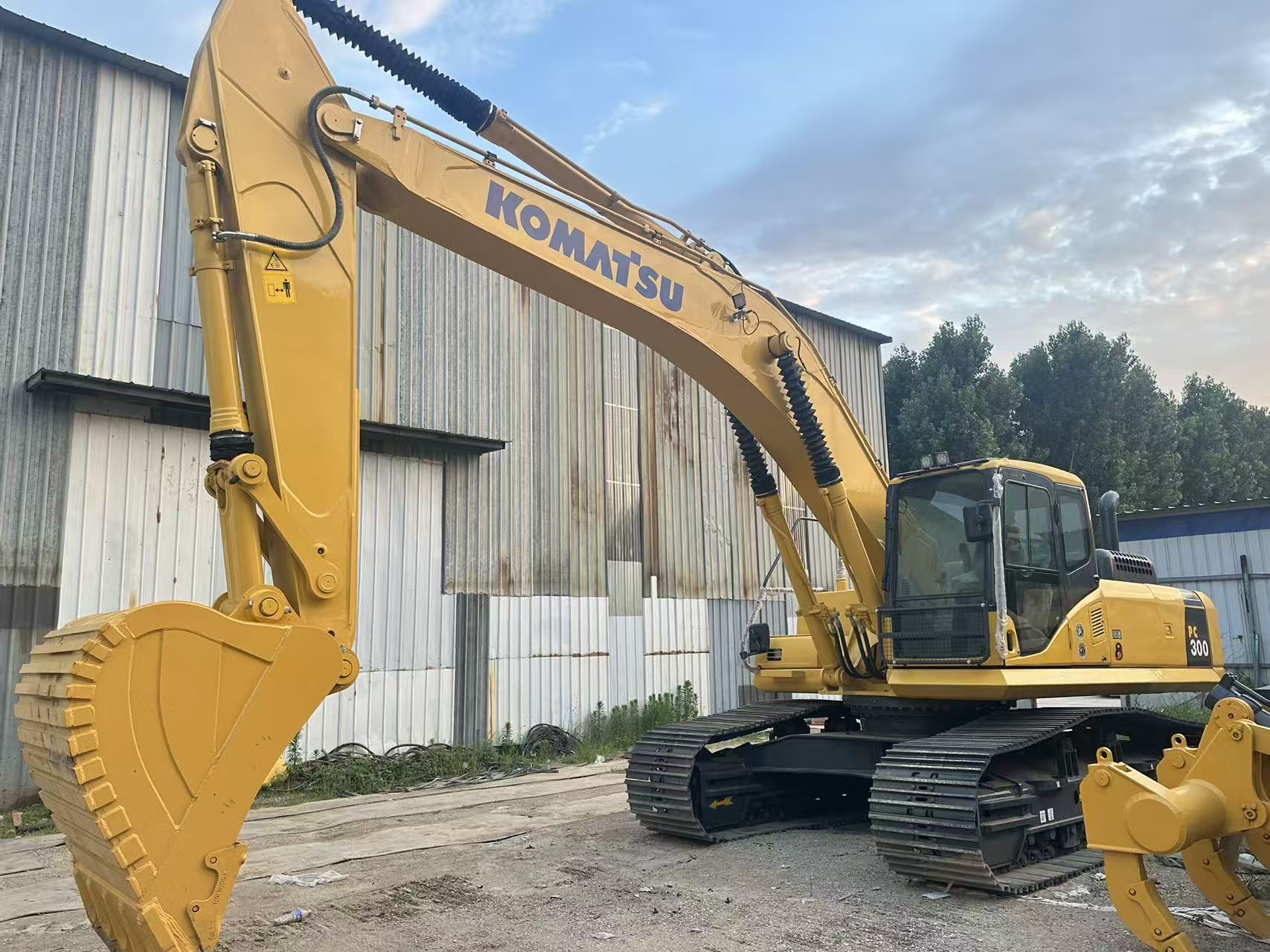 KOMATSU PC300 履带式挖掘机
