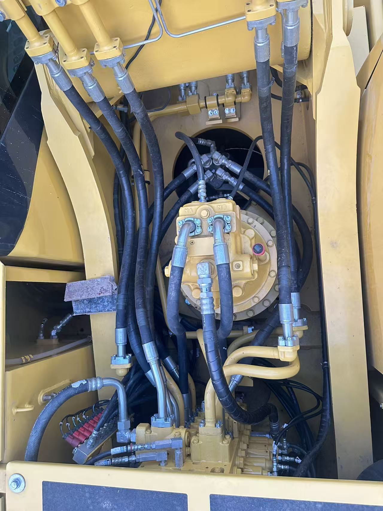 KOMATSU PC300 履带式挖掘机
