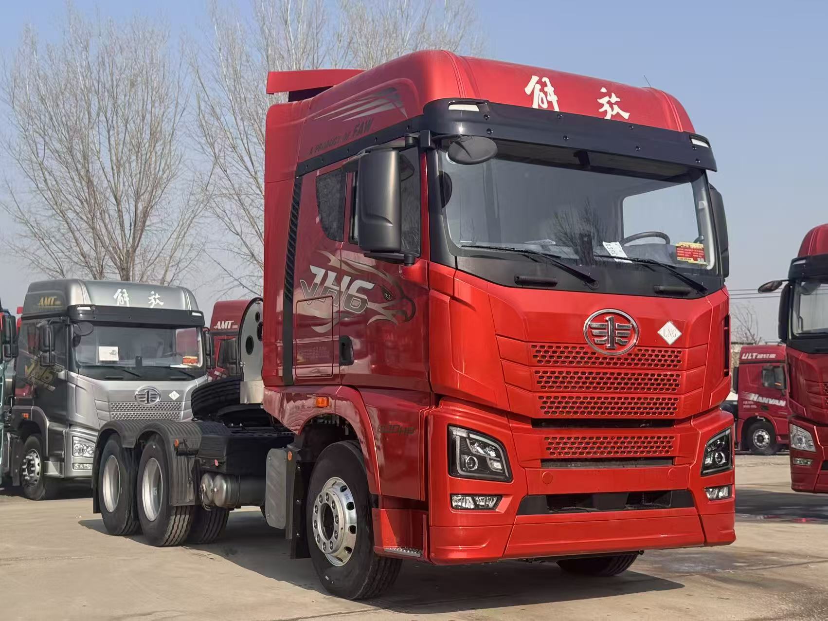 尊享2.0版JH6燃气牵引车，平地板高顶驾驶室，1500L LNG储气罐，轻合金轮辋，适用于集装箱运输