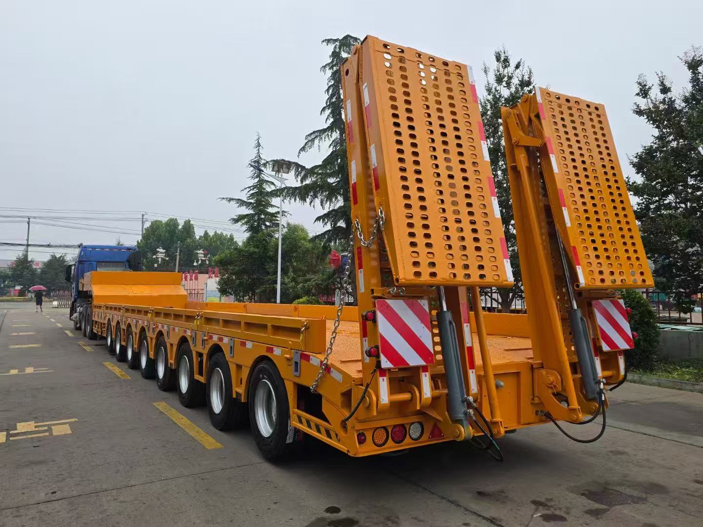 Central Asia & Africa Standard Low-bed Semi-trailer With Hydraulic Ramp For Large Mining Truck & Shield Machine Transport