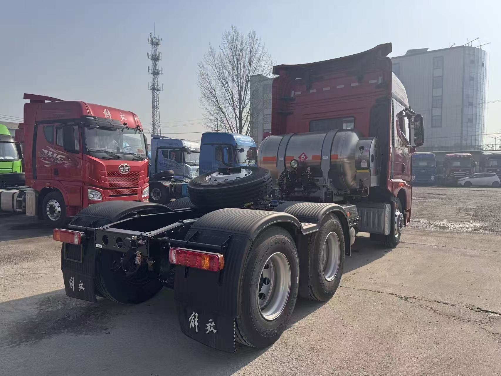 尊享2.0版JH6燃气牵引车，平地板高顶驾驶室，1500L LNG储气罐，轻合金轮辋，适用于集装箱运输