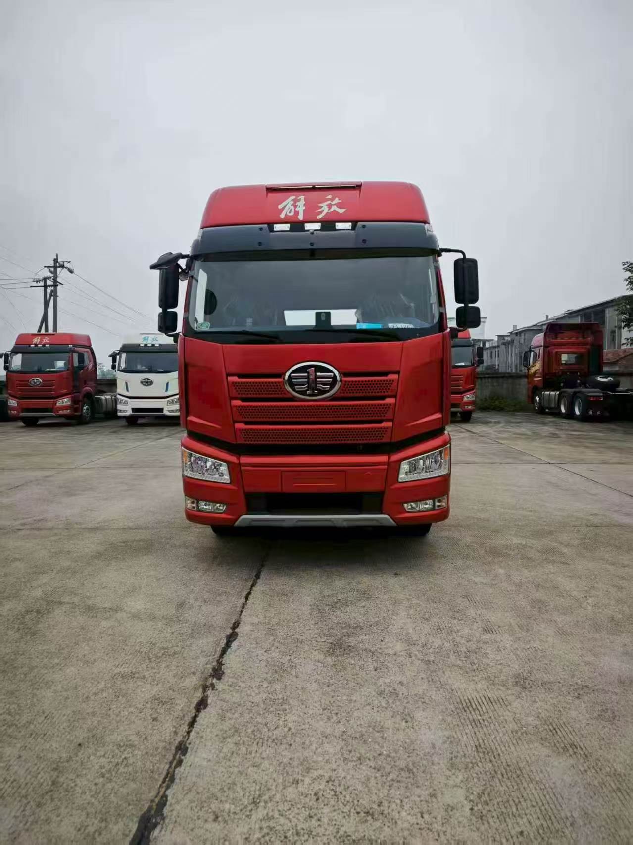 Modelo 2024 FAW J6P 4×2 Tractor de gas de un solo eje, Tanque doble de 1350L LNG, Cabina con suspensión neumática de 4 puntos para logística de contenedores