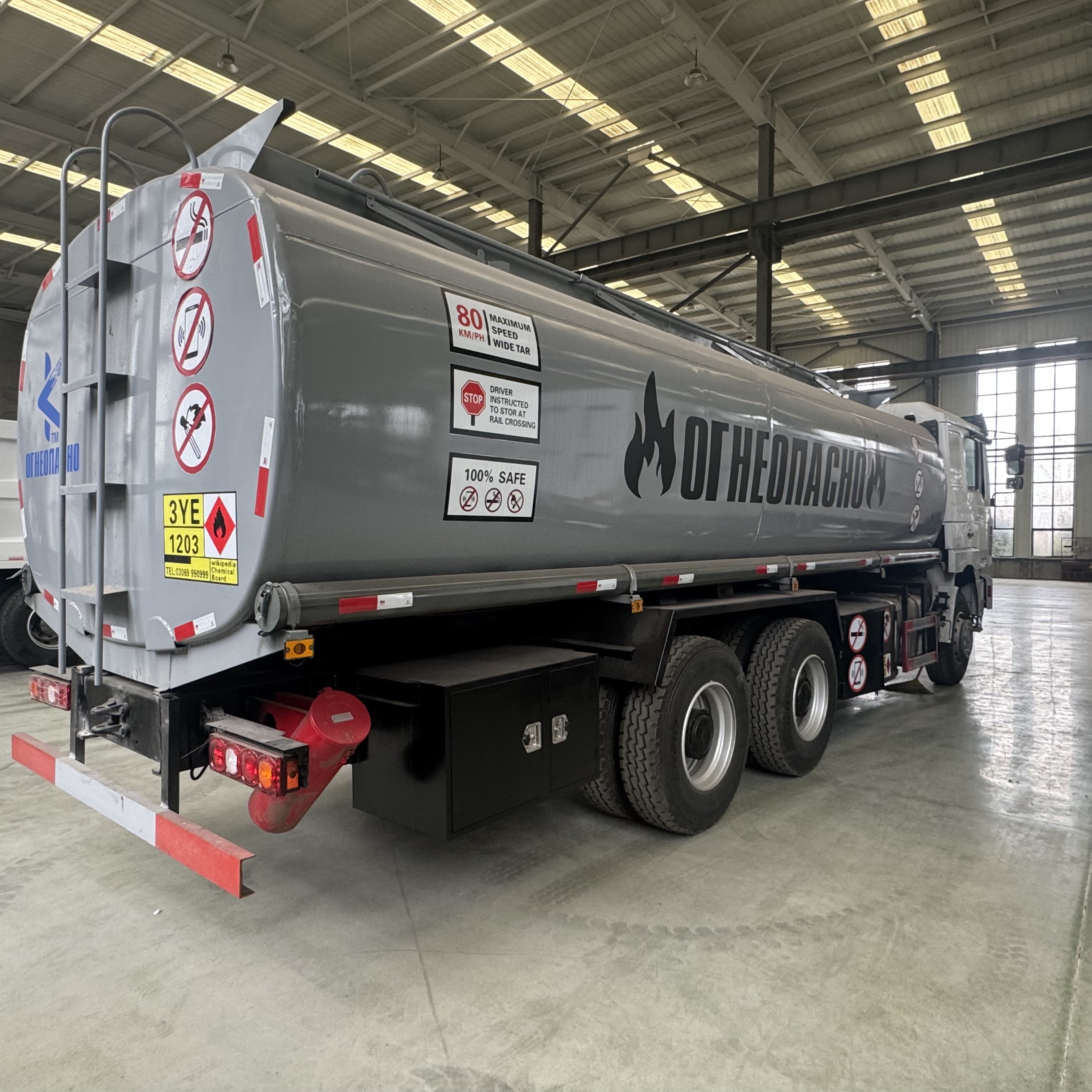 SHACMAN F3000 6×4 Remanufactured Fuel Tank Truck (Russian Standard Flammable Oil Transport Tanker)