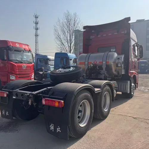 尊享2.0版JH6燃气牵引车，平地板高顶驾驶室，1500L LNG储气罐，轻合金轮辋，适用于集装箱运输