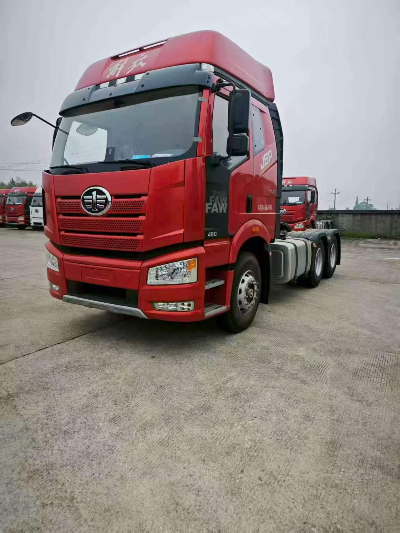 Modelo 2024 FAW J6P 4×2 Tractor de gas de un solo eje, Tanque doble de 1350L LNG, Cabina con suspensión neumática de 4 puntos para logística de contenedores