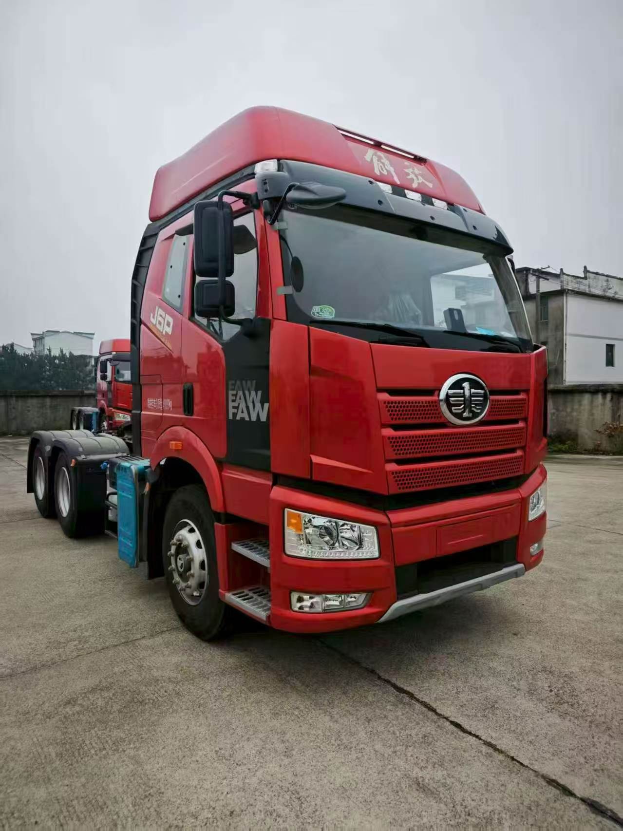 Modelo 2024 FAW J6P 4×2 Tractor de gas de un solo eje, Tanque doble de 1350L LNG, Cabina con suspensión neumática de 4 puntos para logística de contenedores