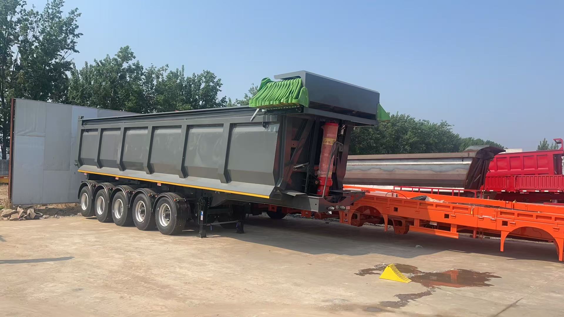 Semi-remolque volquete de descarga trasera de cinco ejes en U con lona impermeable automática y caja de carga personalizada de alta resistencia al desgaste para el transporte de arena, piedra y carbón en minas de Asia Central